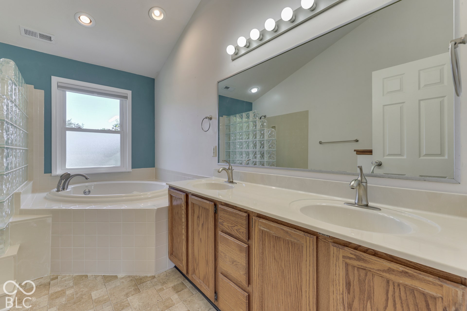 5845 Iron Oaks Court, Indianapolis, IN 46237 5845 Iron Oaks Court, Indianapolis, IN 46237