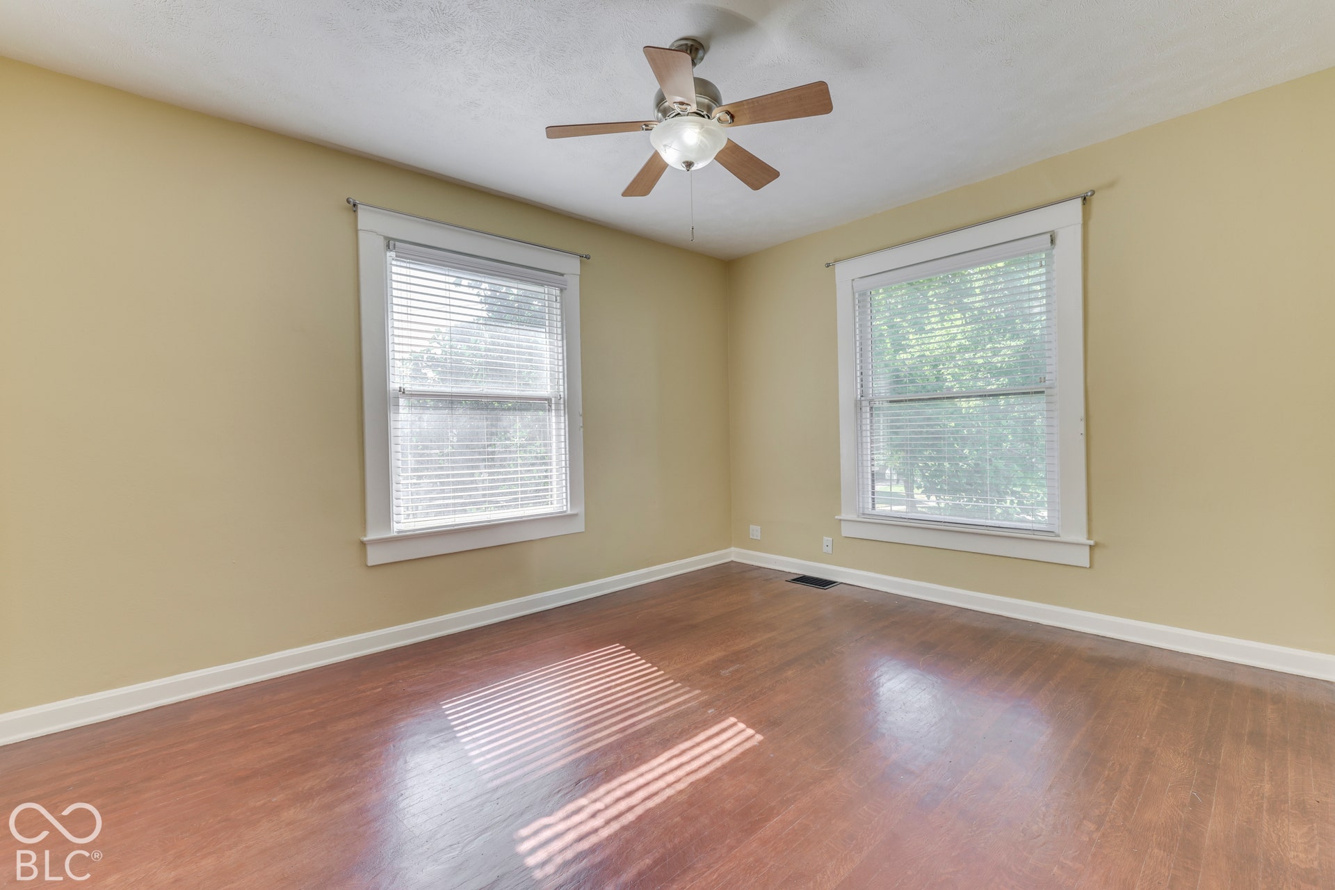 Unit 3 lots of natural light 2 level