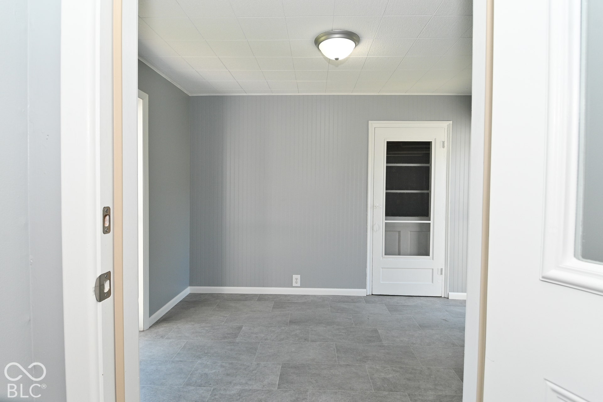 Large breezeway between the house and garage