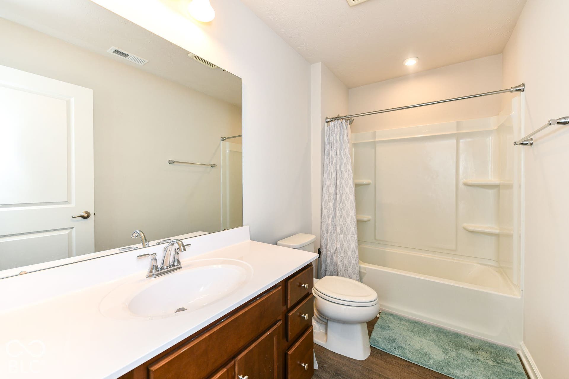 2642 Krasner Drive, Brownsburg, IN 46112 Upper level 2nd Full Bathroom.