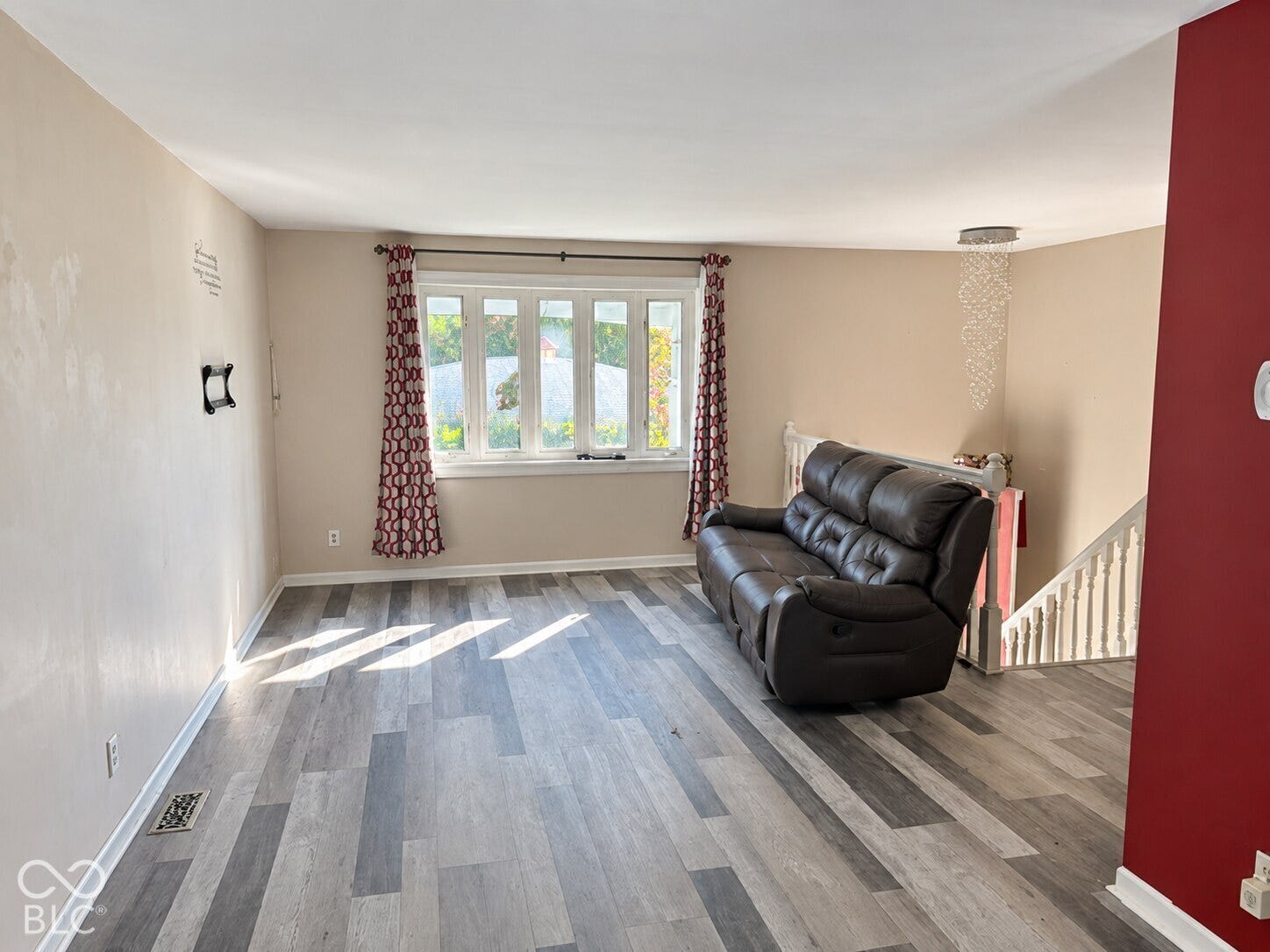 LIVING ROOM - MAIN LEVEL