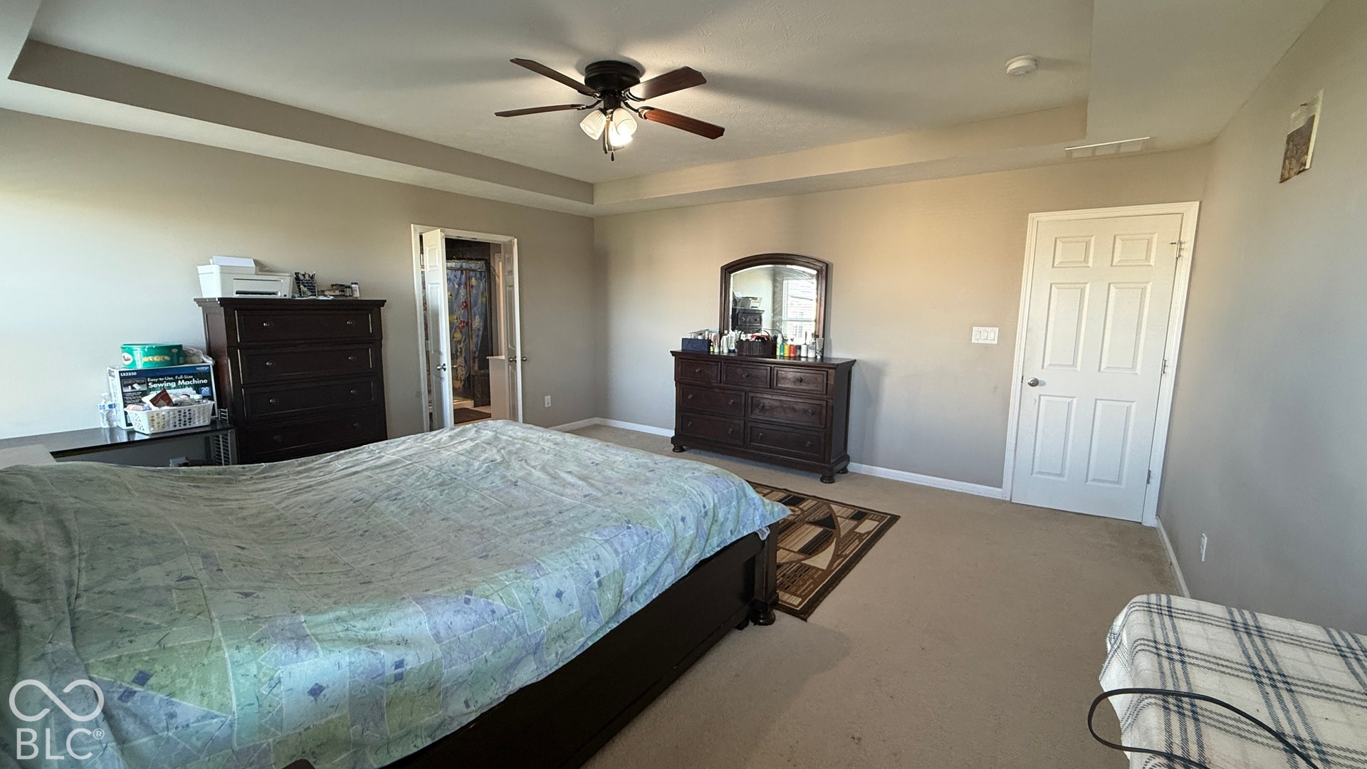 Tray ceiling with recessed lighting