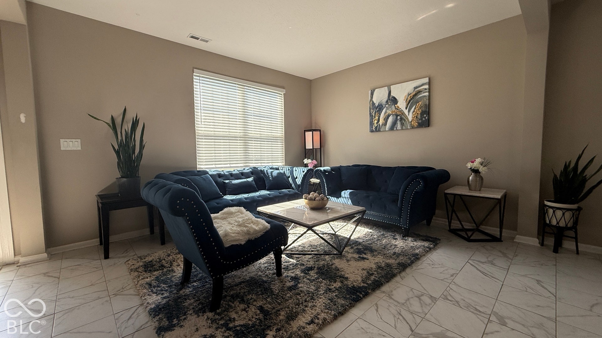 Light-toned wall paint throughout the room