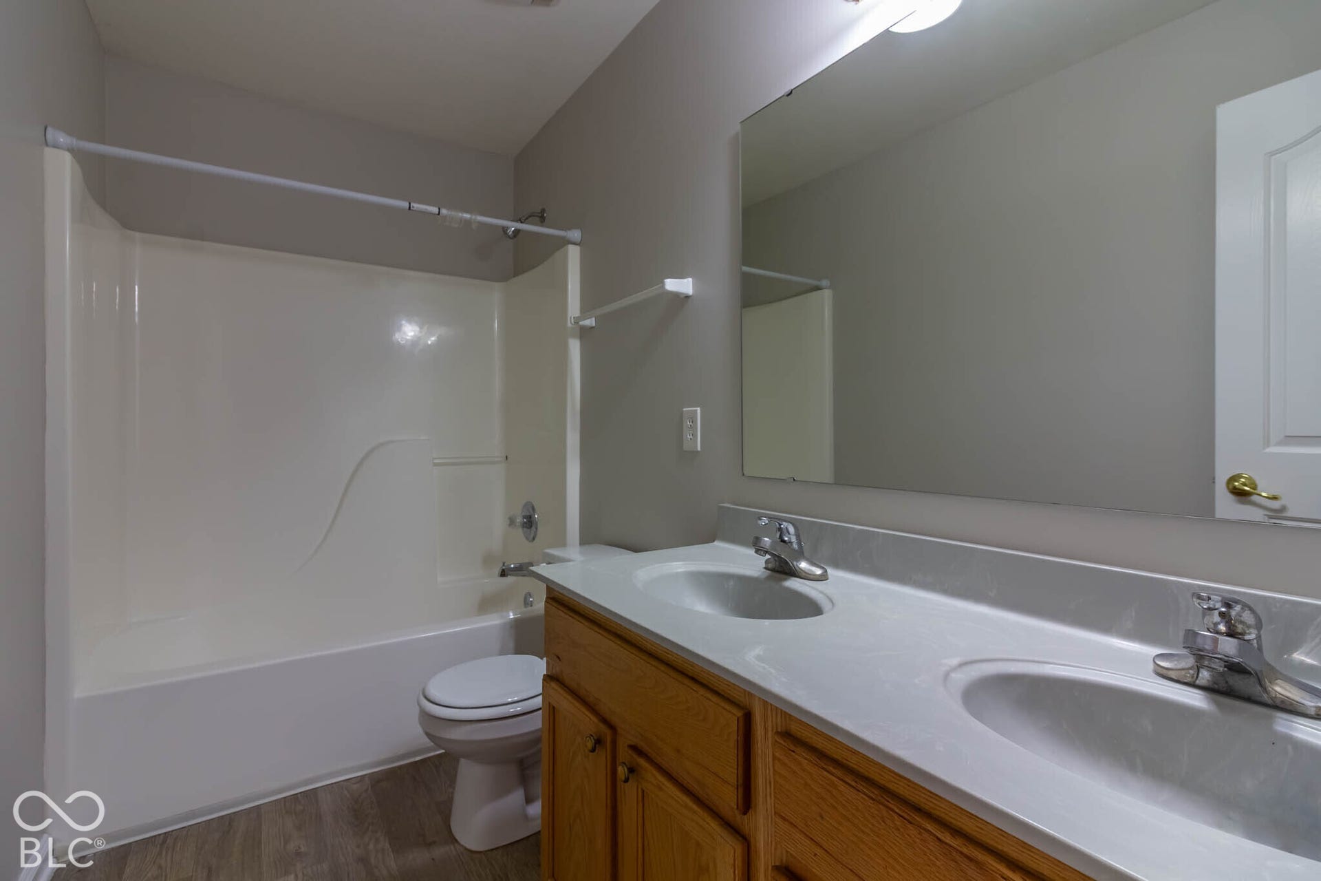 Hall full bathroom upstairs