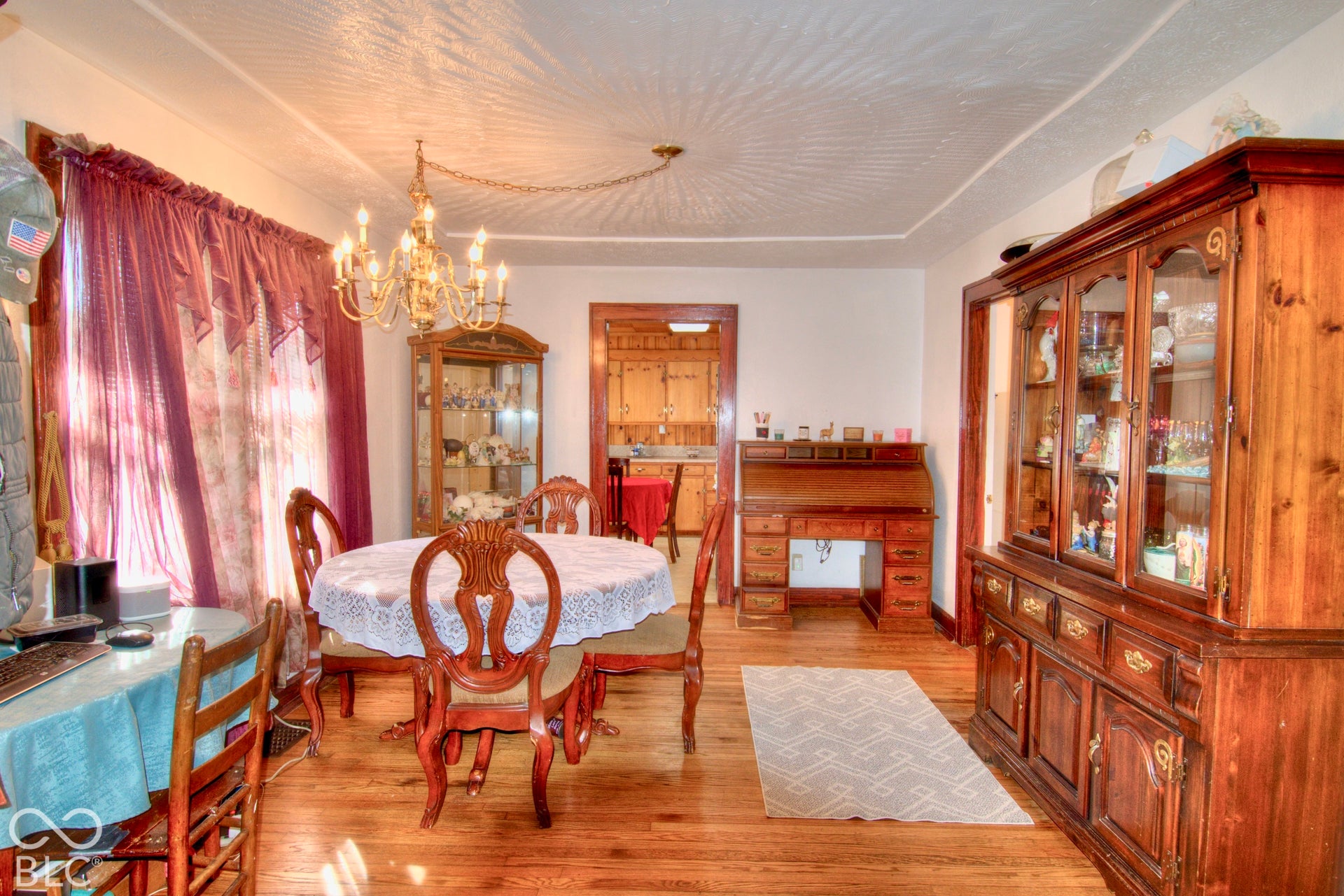 SEPARATE DINING ROOM WITH CUSTOM TRAY CEILING