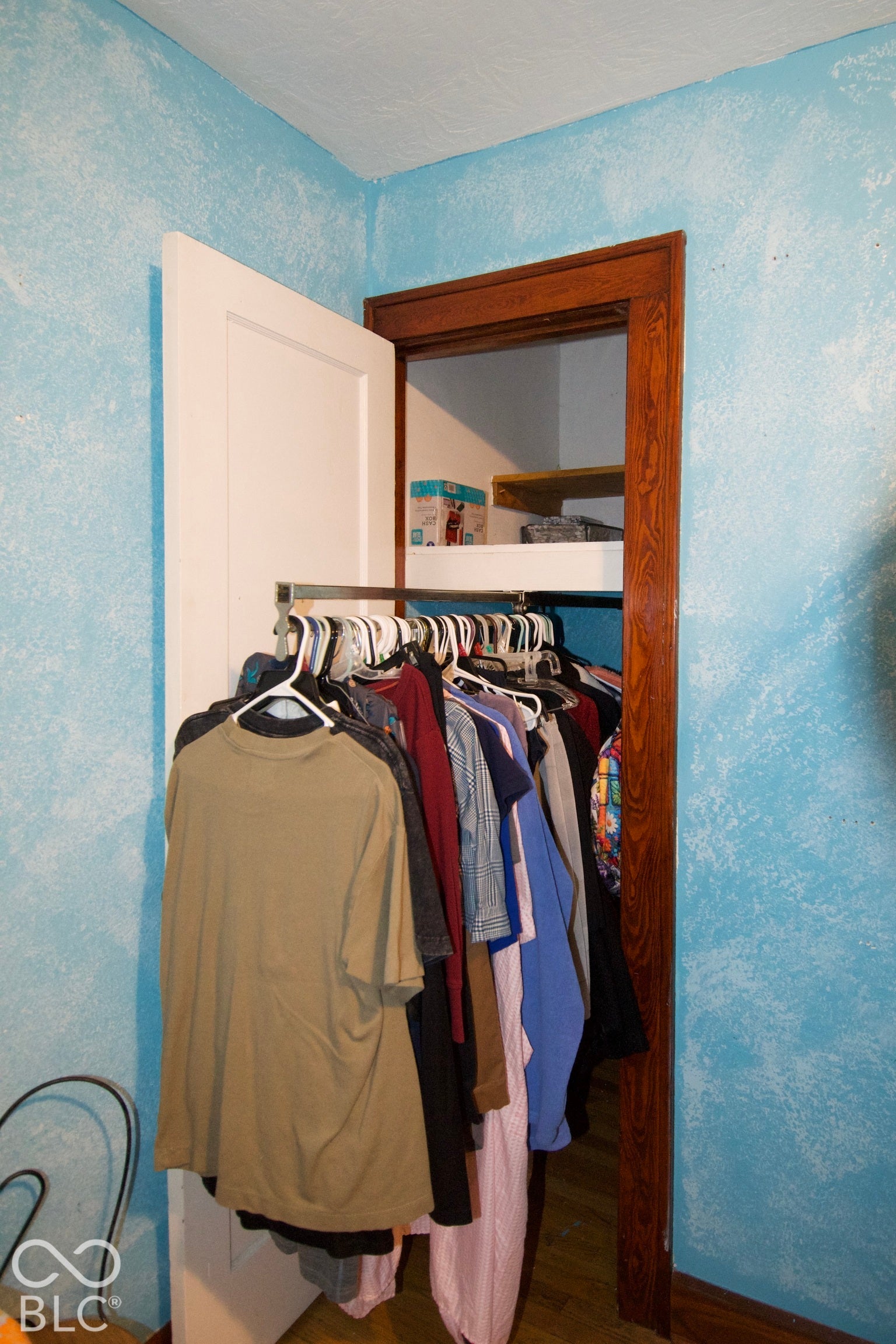 PULL OUT CLOTHING RACK TO MAXIMIZE CLOSET UTILITY