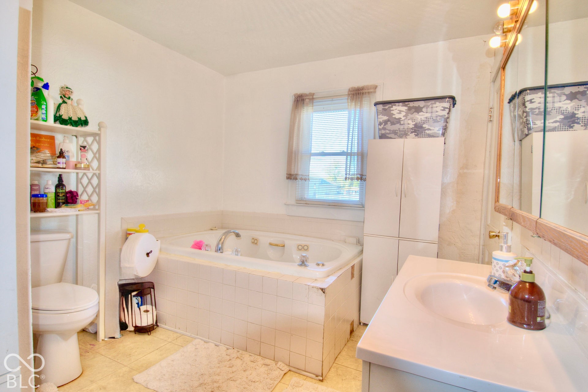 HUGE BATHROOM! WHIRLPOOL TUB!