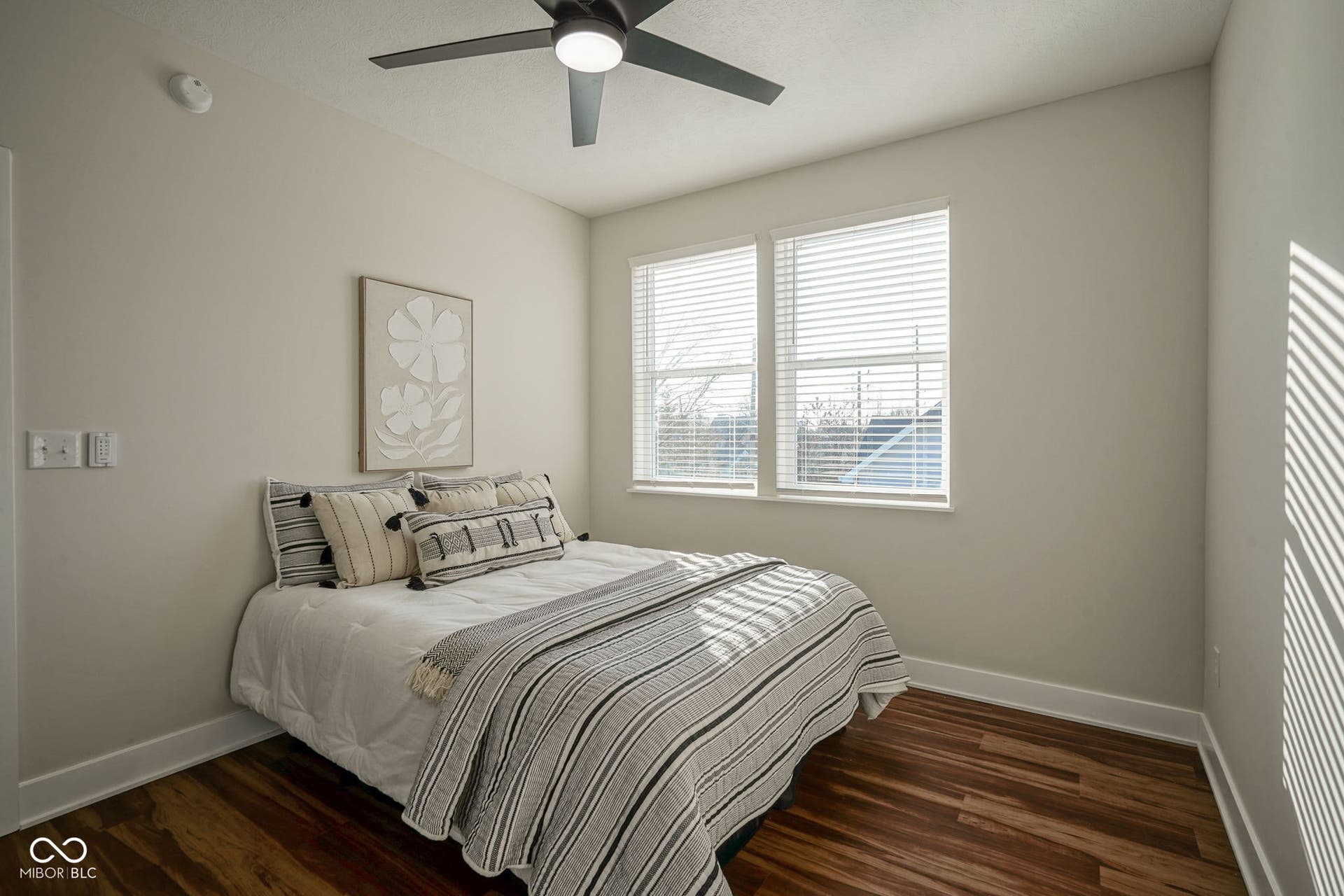 bedroom featuring dark wood finished floors and a ceiling fan