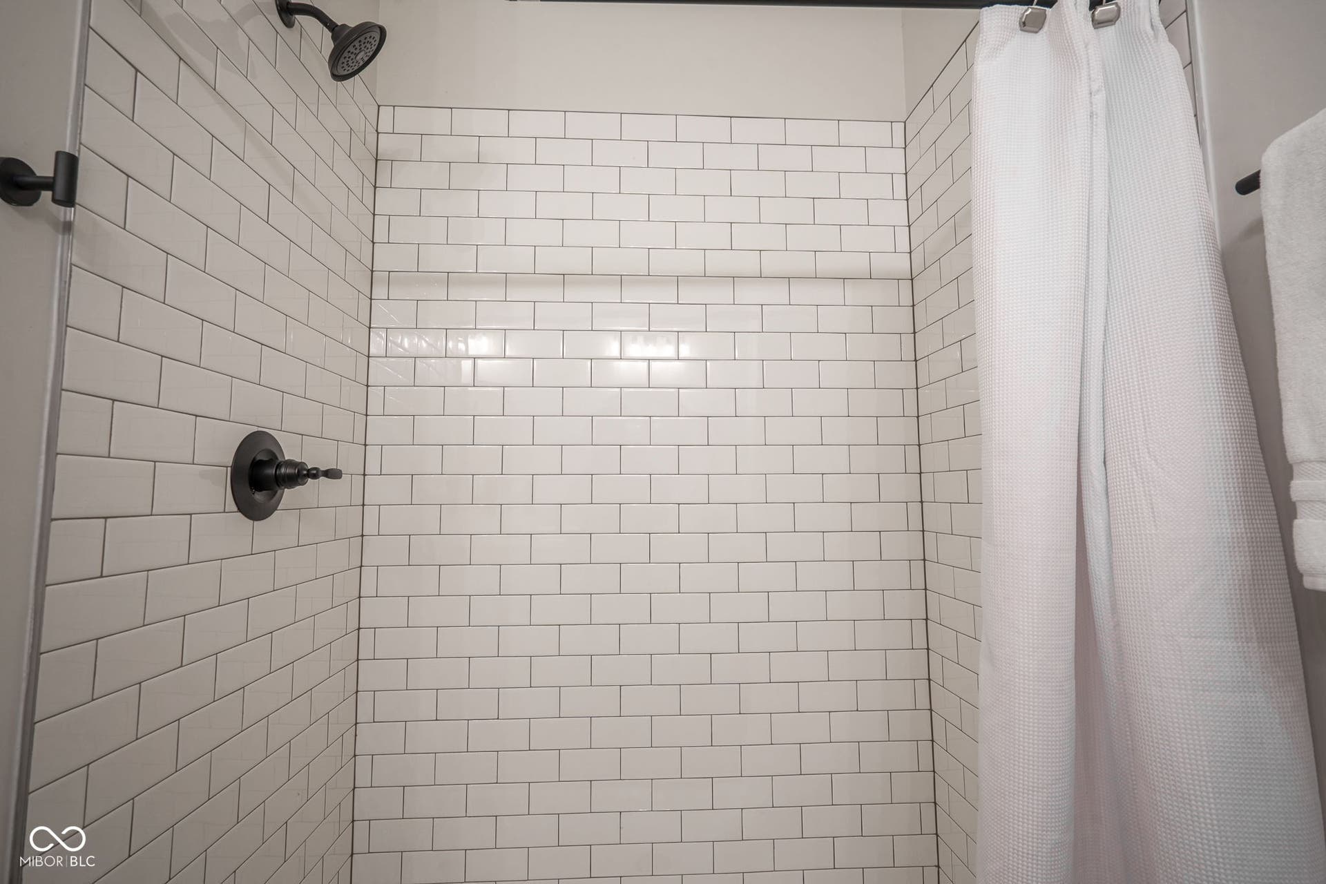 full bath with tiled shower