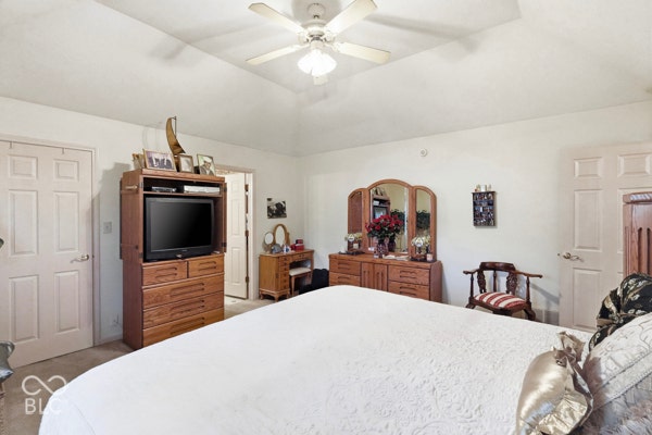 Tray ceiling with a ceiling fan