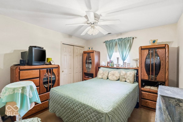 White ceiling fan with integrated lighting