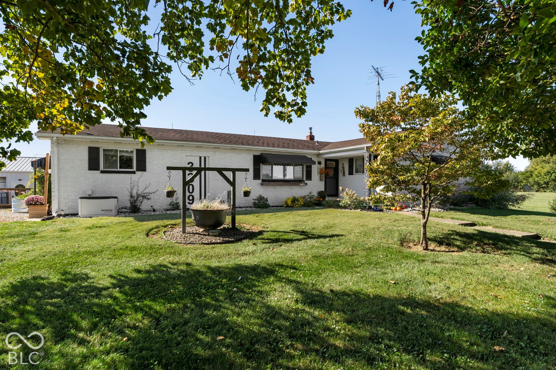 Mid-century ranch home featuring a clean, geometric facade with horizontal lines and contemporary detailing