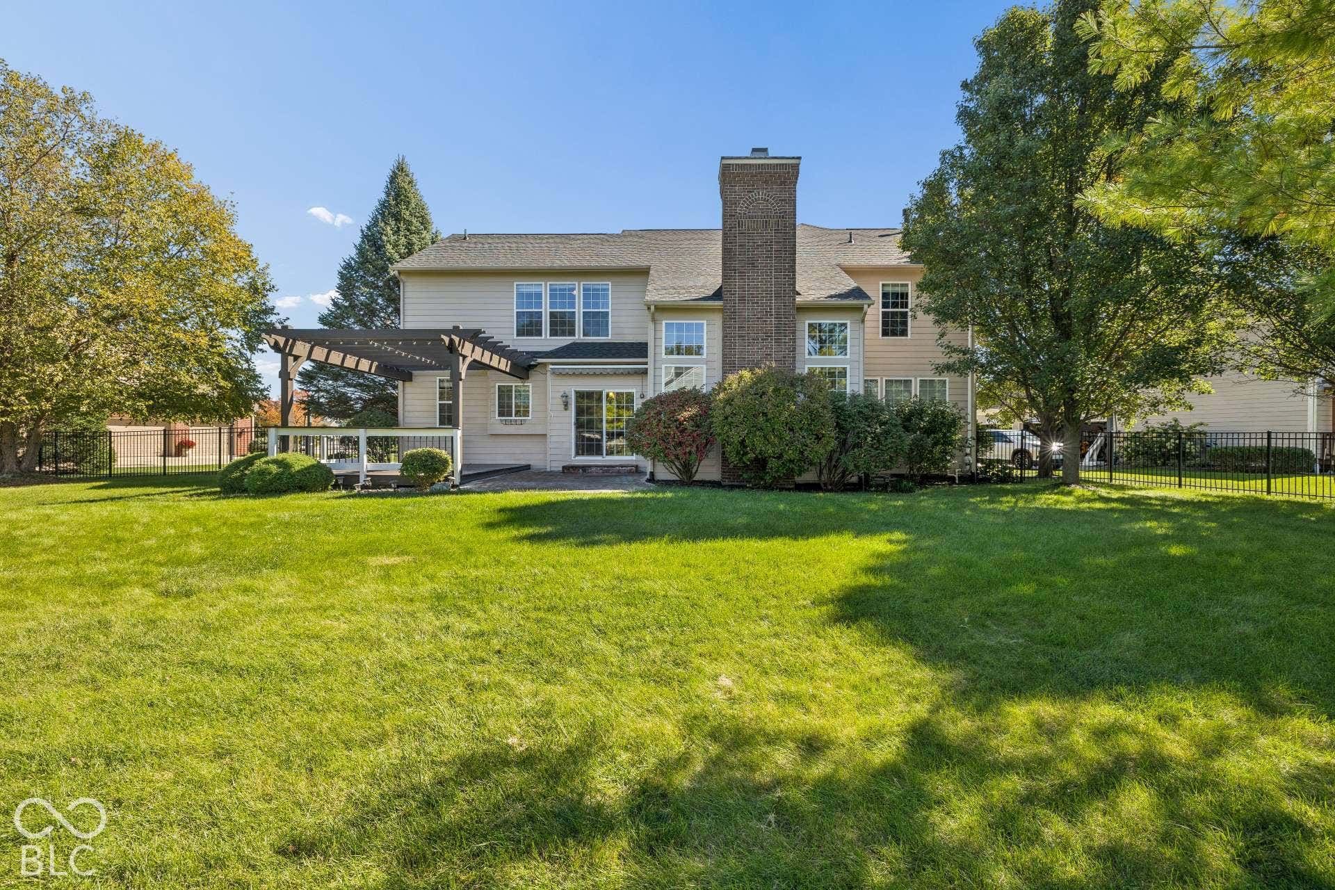 Spacious backyard offers beautiful golf course views along with mature landscaping and a wonderful sense of privacy.