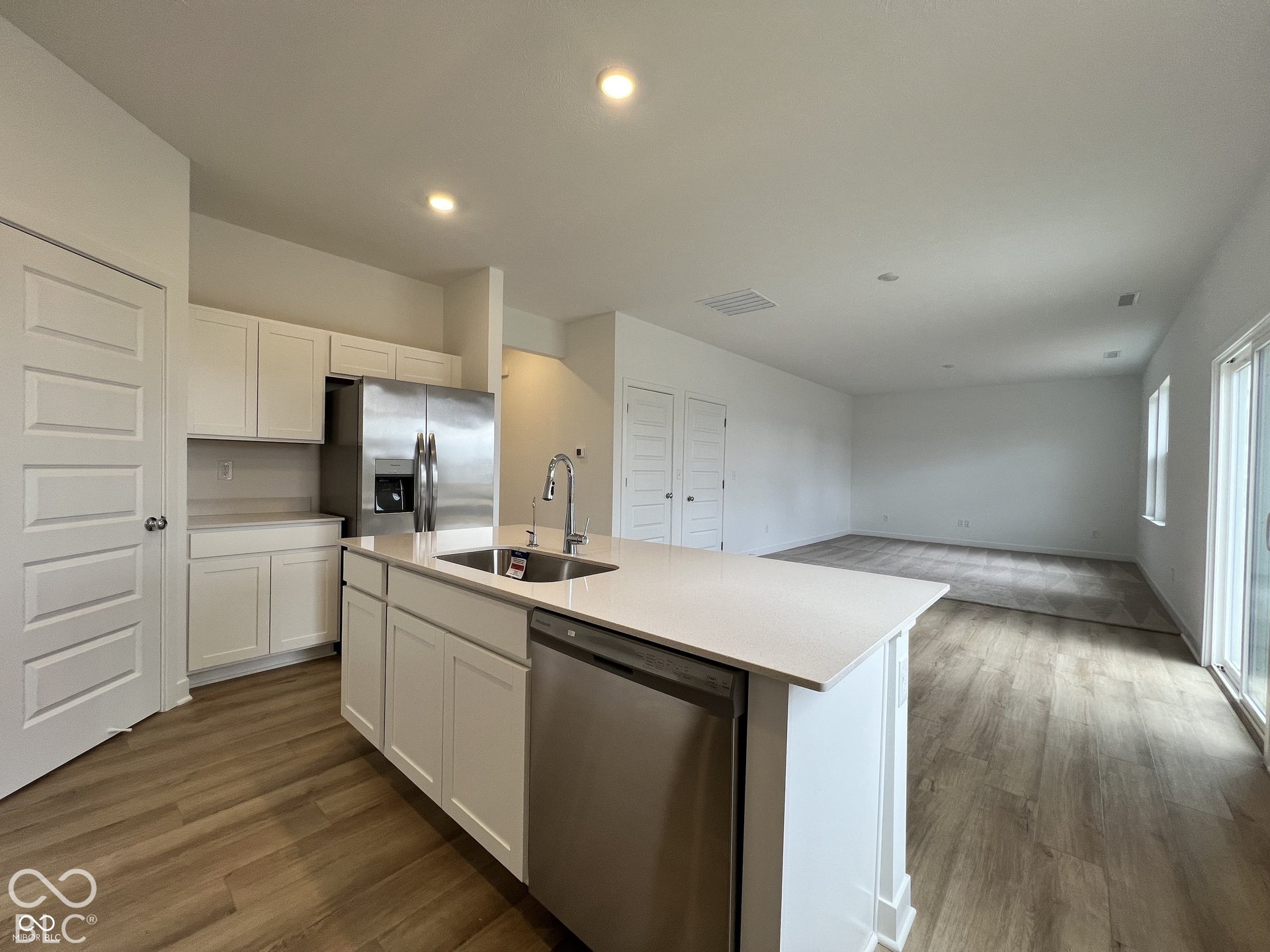 Kitchen island with an undermount sink, stainless steel faucet, and dishwasher