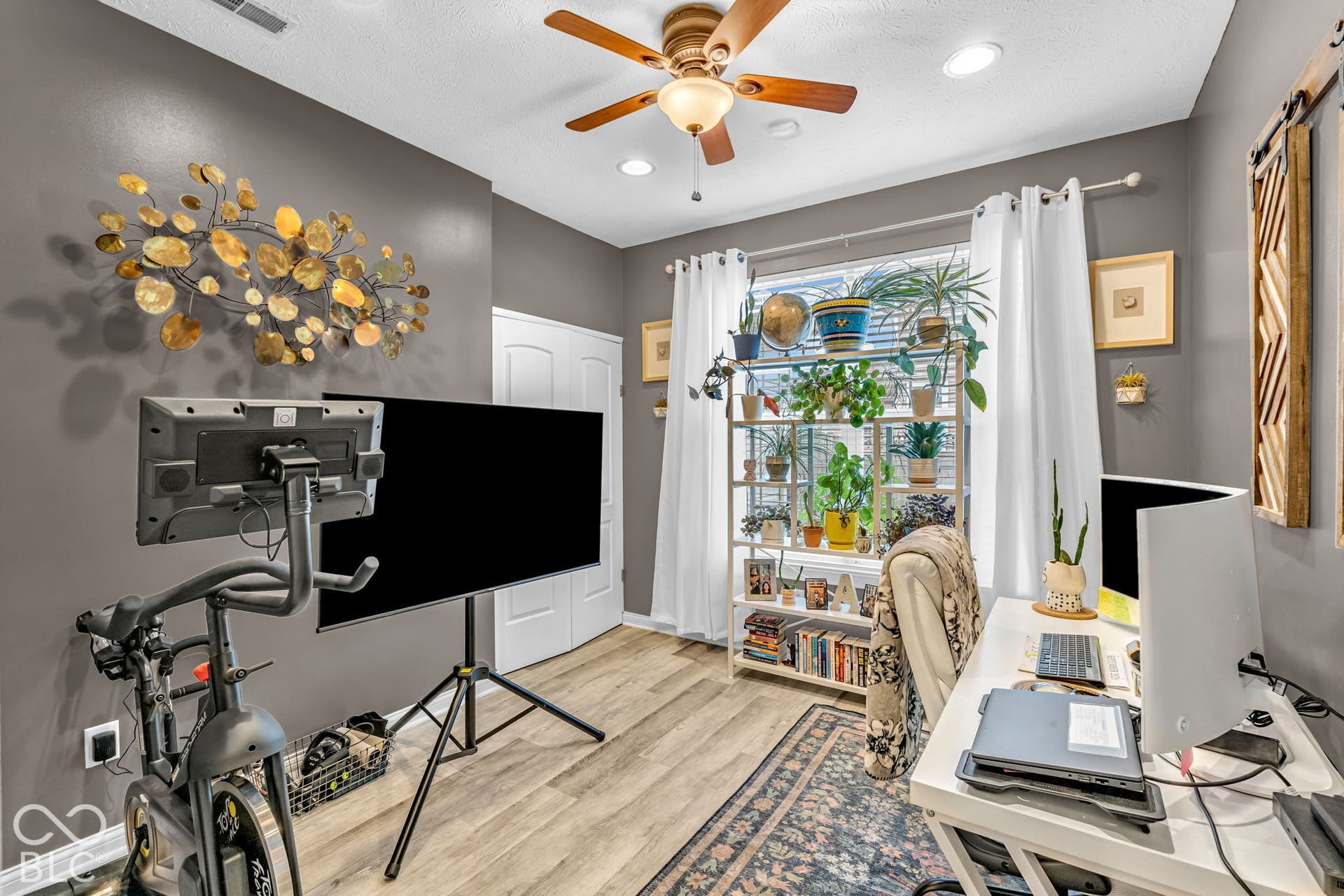 Recessed lighting, wood-finish flooring, and a ceiling fan with integrated lighting