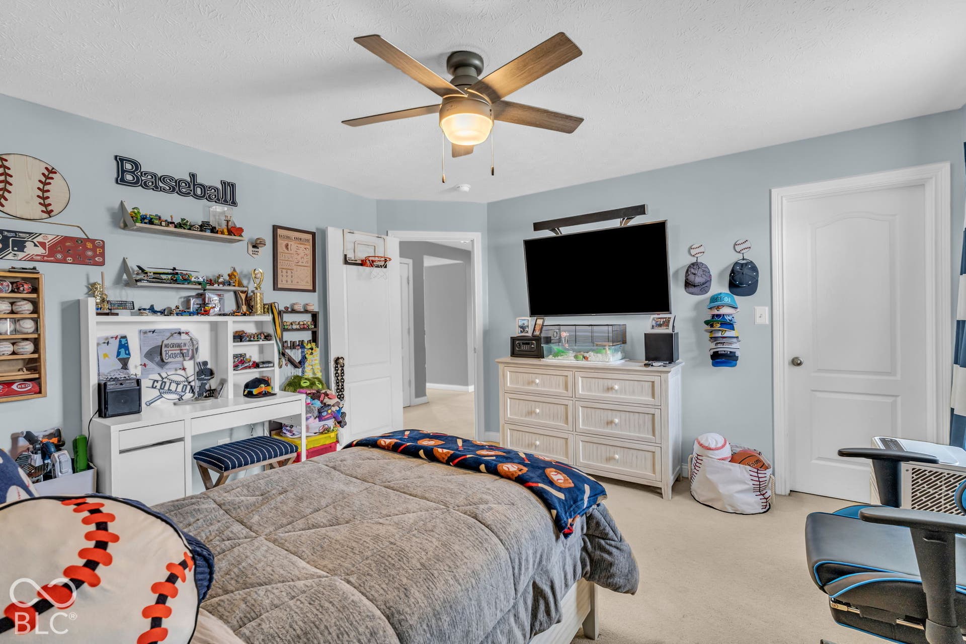 Ceiling fan with integrated lighting