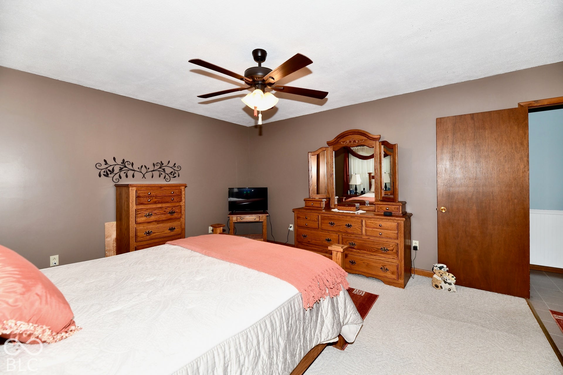 Split bedroom floorplan with oversized primary bedroom