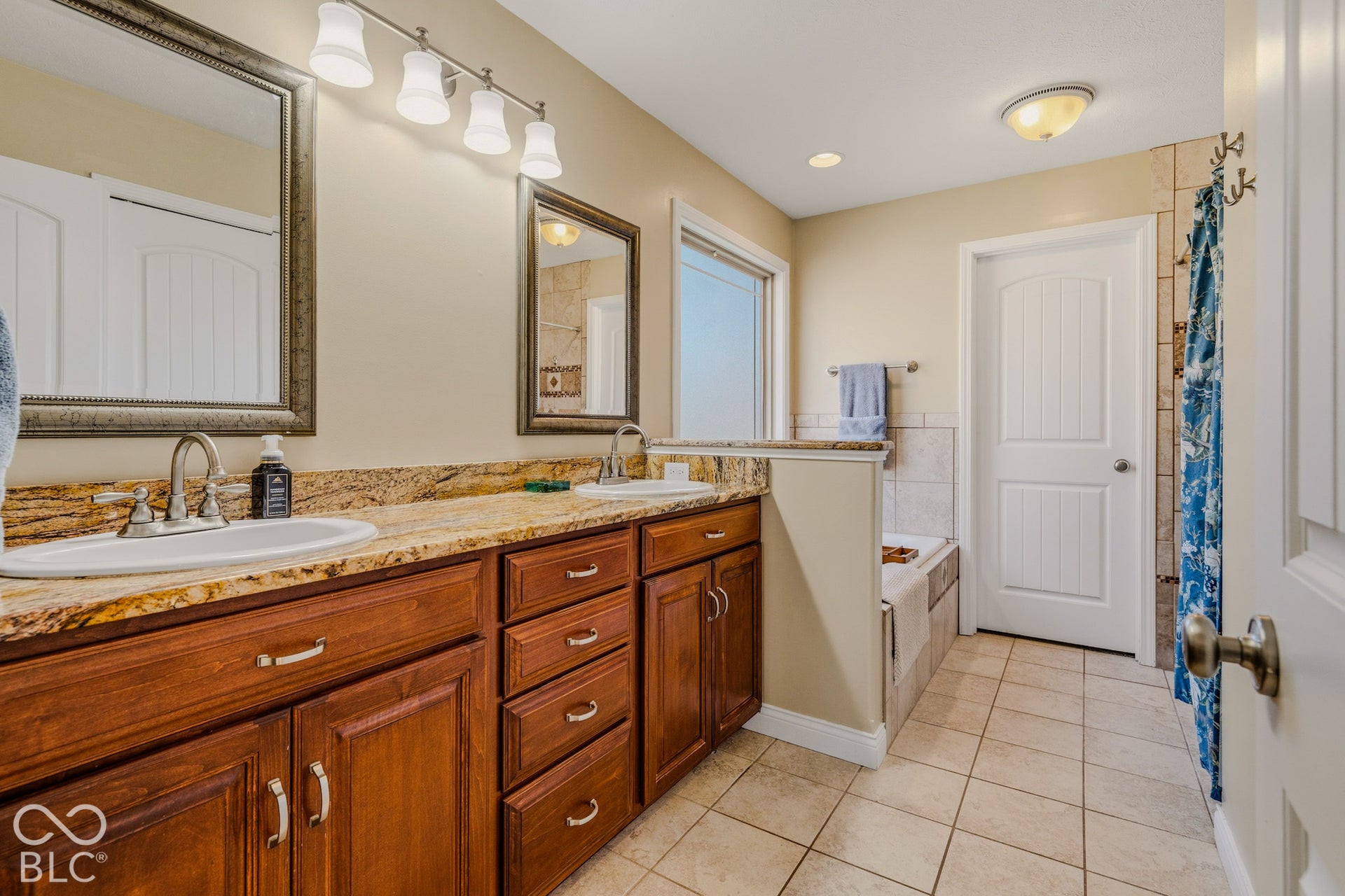 2656 Daffodil Court W, Columbus, IN 47201 Primary bath