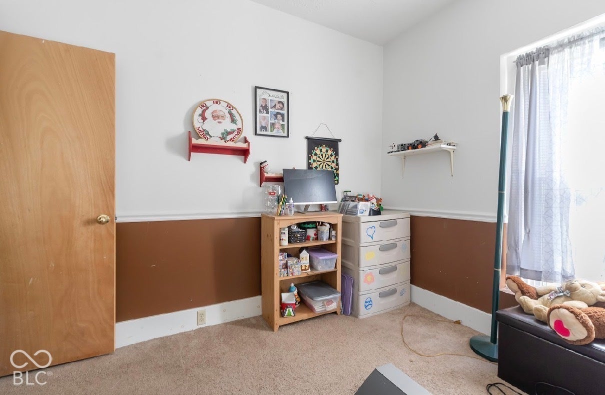 Wall-to-wall carpeting and neutral wall tones