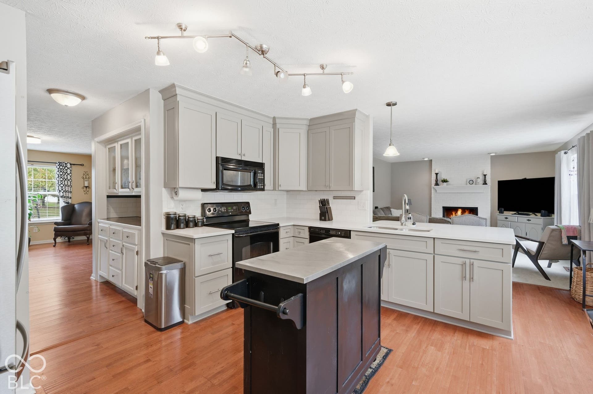 Spacious & Updated!  All New Custom Cabinets & Quartz Counters In 2022