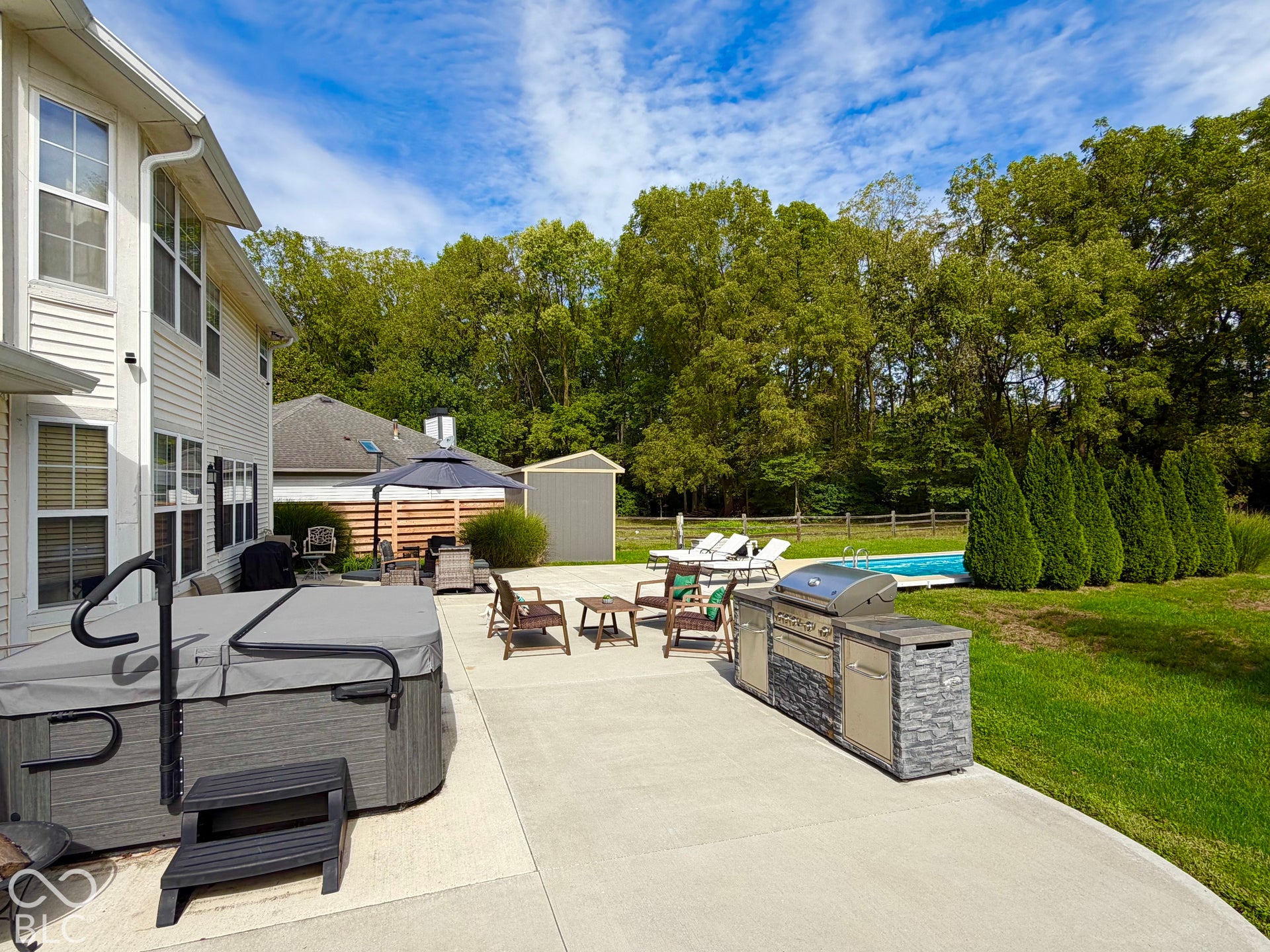 Outdoor Kitchen With Gas Grill Included!