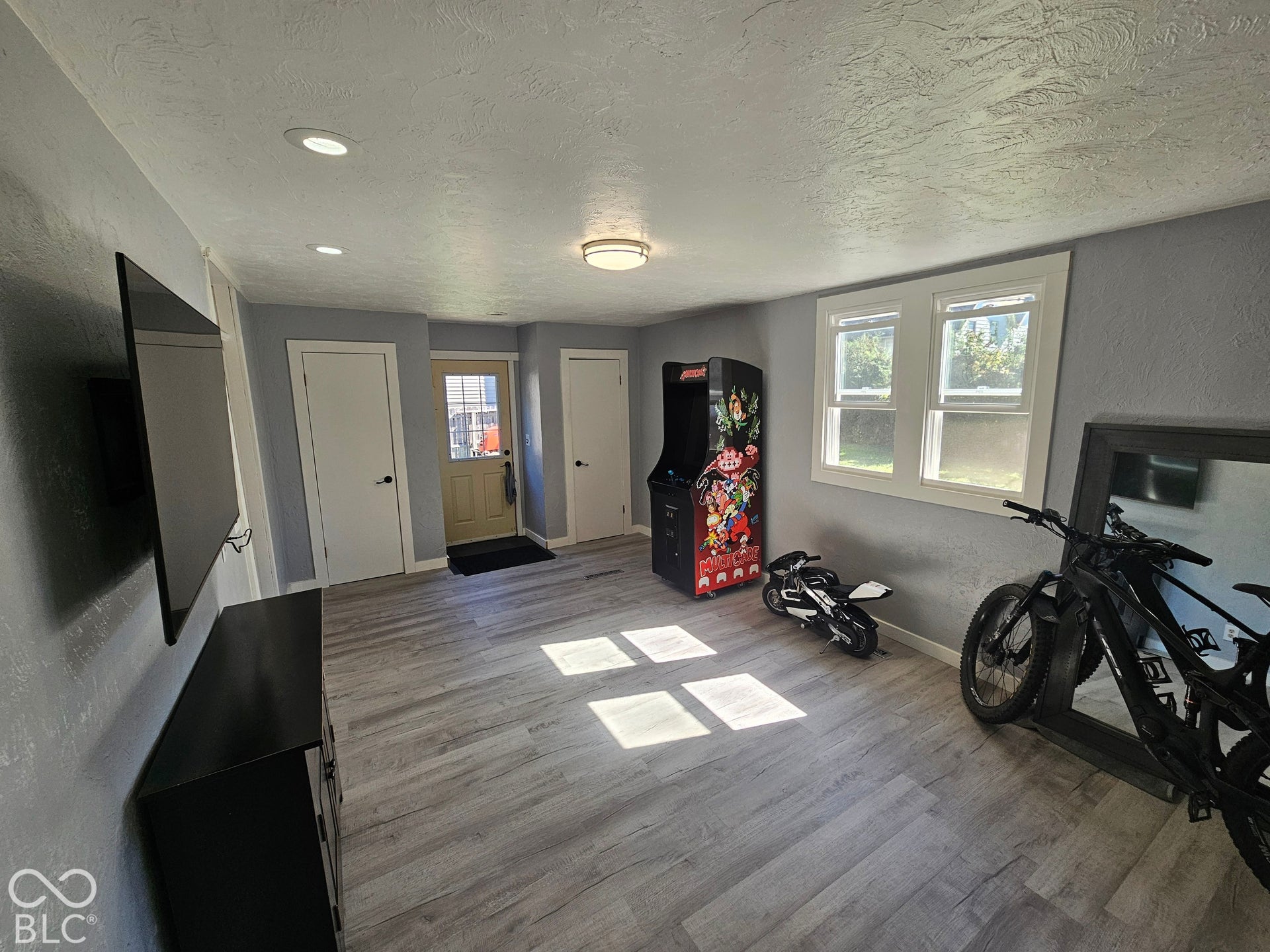 917 W 8th Street, Anderson, IN 46016 Wood-finish flooring, recessed lighting, and a neutral color palette