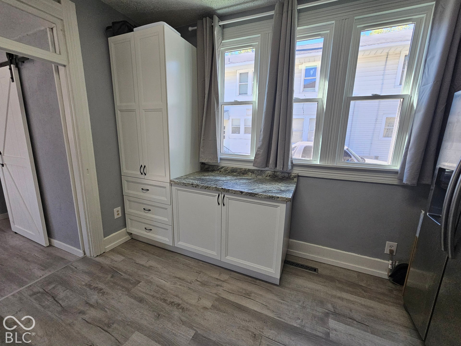 917 W 8th Street, Anderson, IN 46016 Built-in white cabinetry with a stone-finish countertop