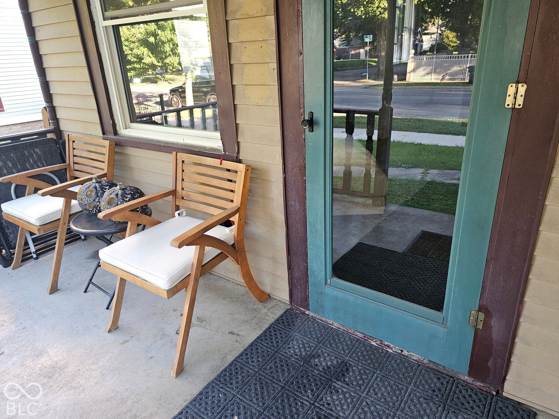 917 W 8th Street, Anderson, IN 46016 Front porch with horizontal siding