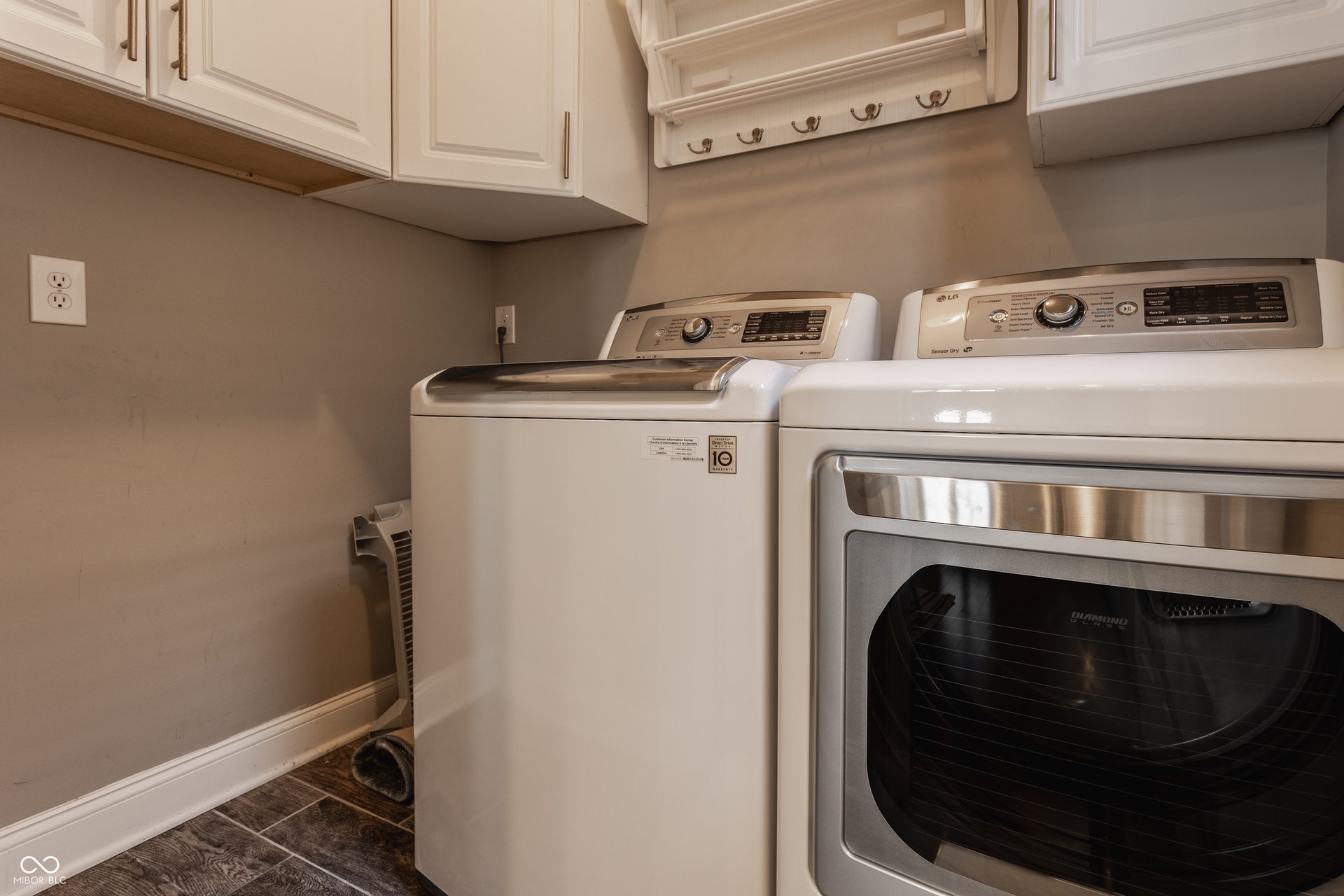Laundry room on the main.