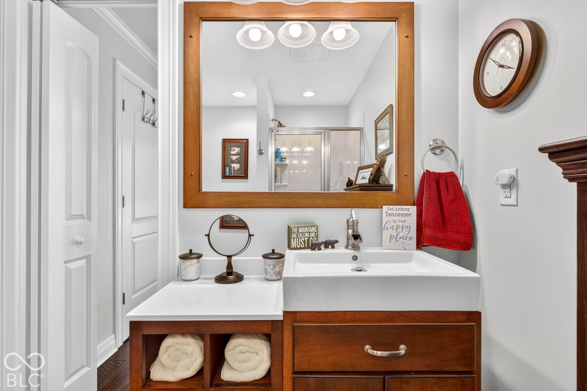 Integrated vanity with a white countertop and undermount sink