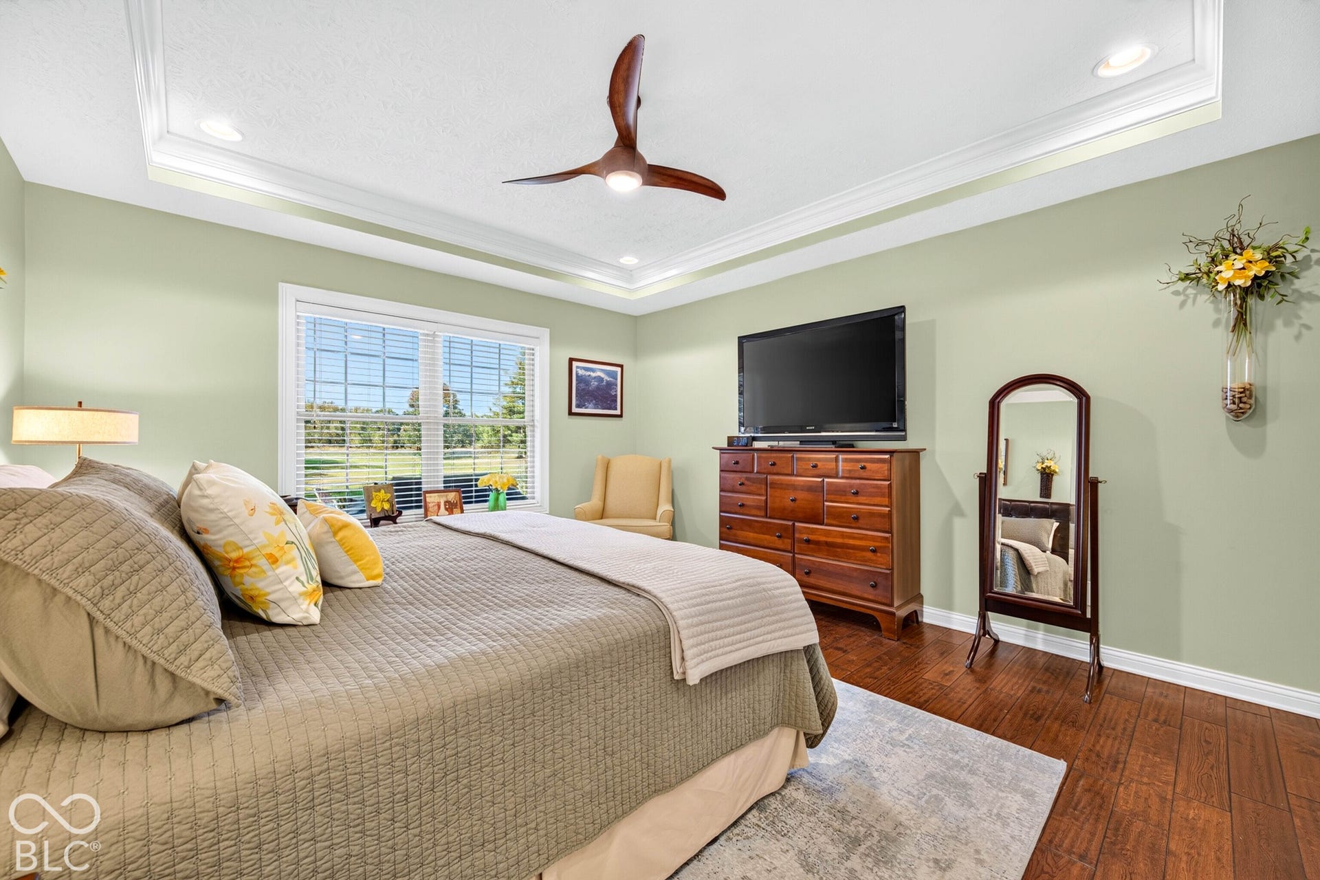 Tray ceiling with recessed lighting and crown molding