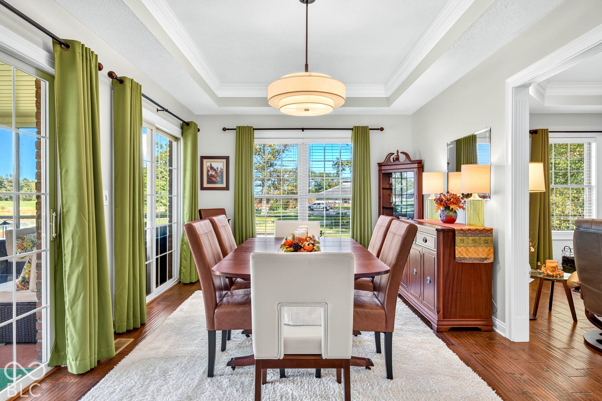 Tray ceiling with a suspended drum pendant light fixture