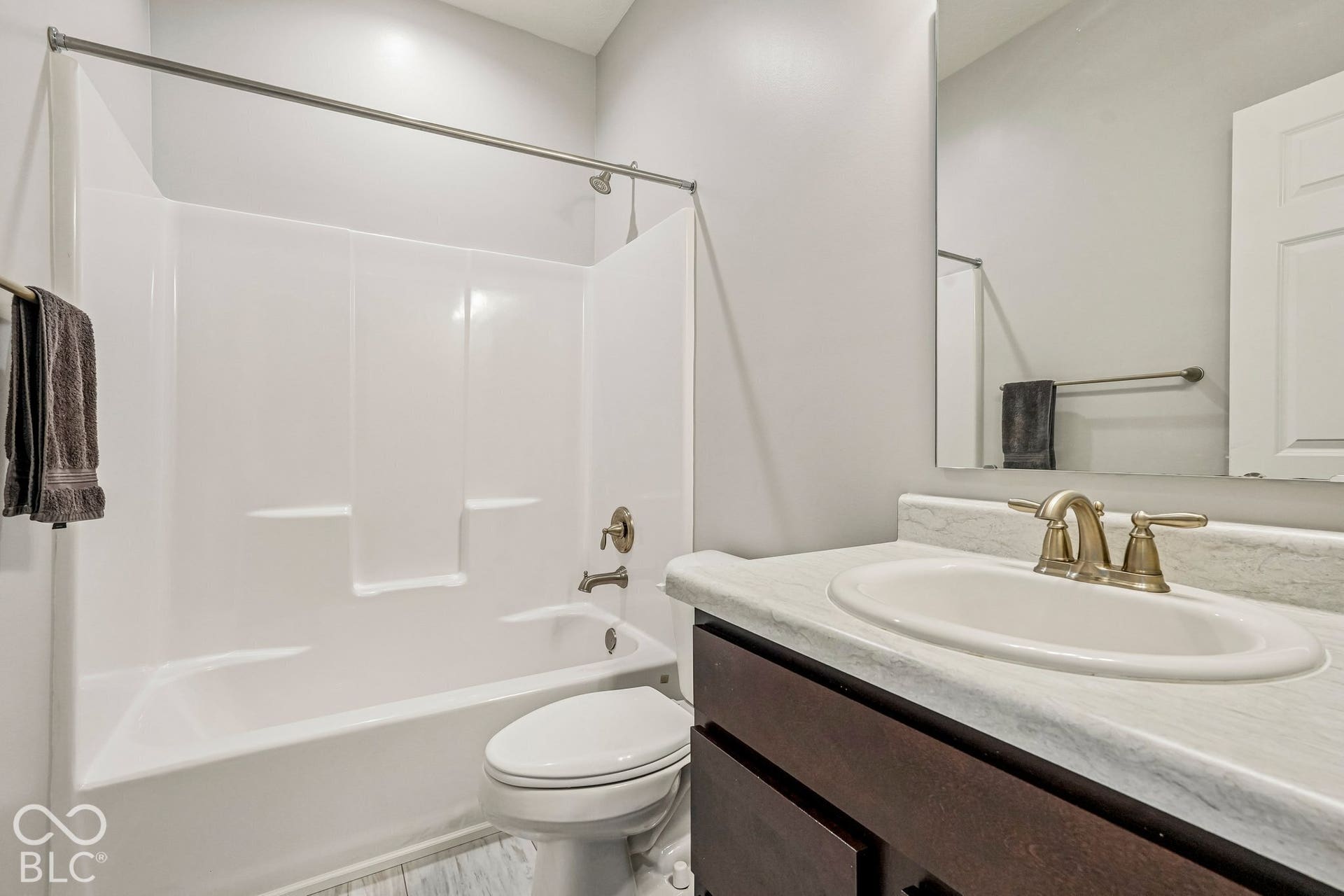 Tub/shower combination with a single-handle faucet
