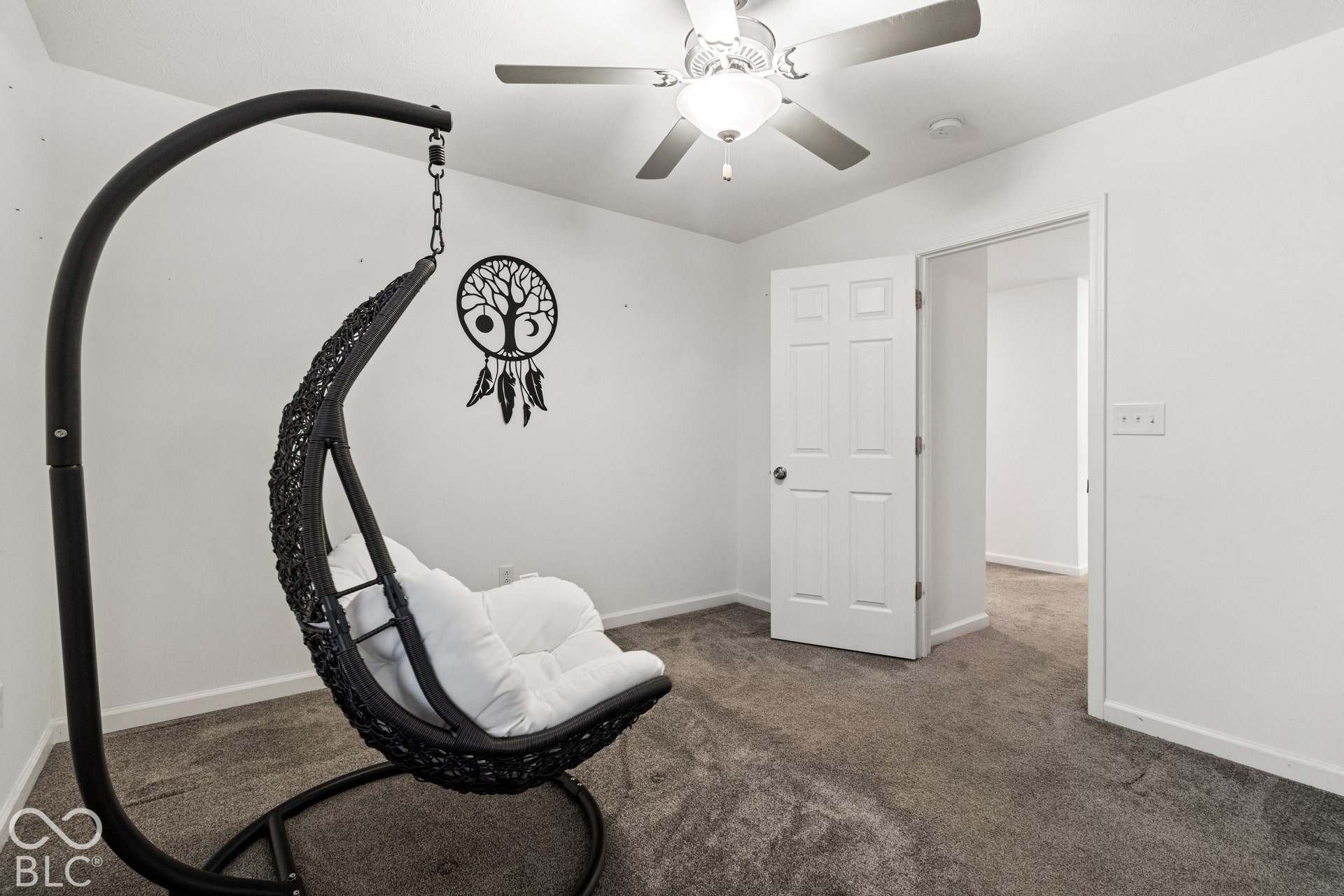 Ceiling fan with integrated lighting