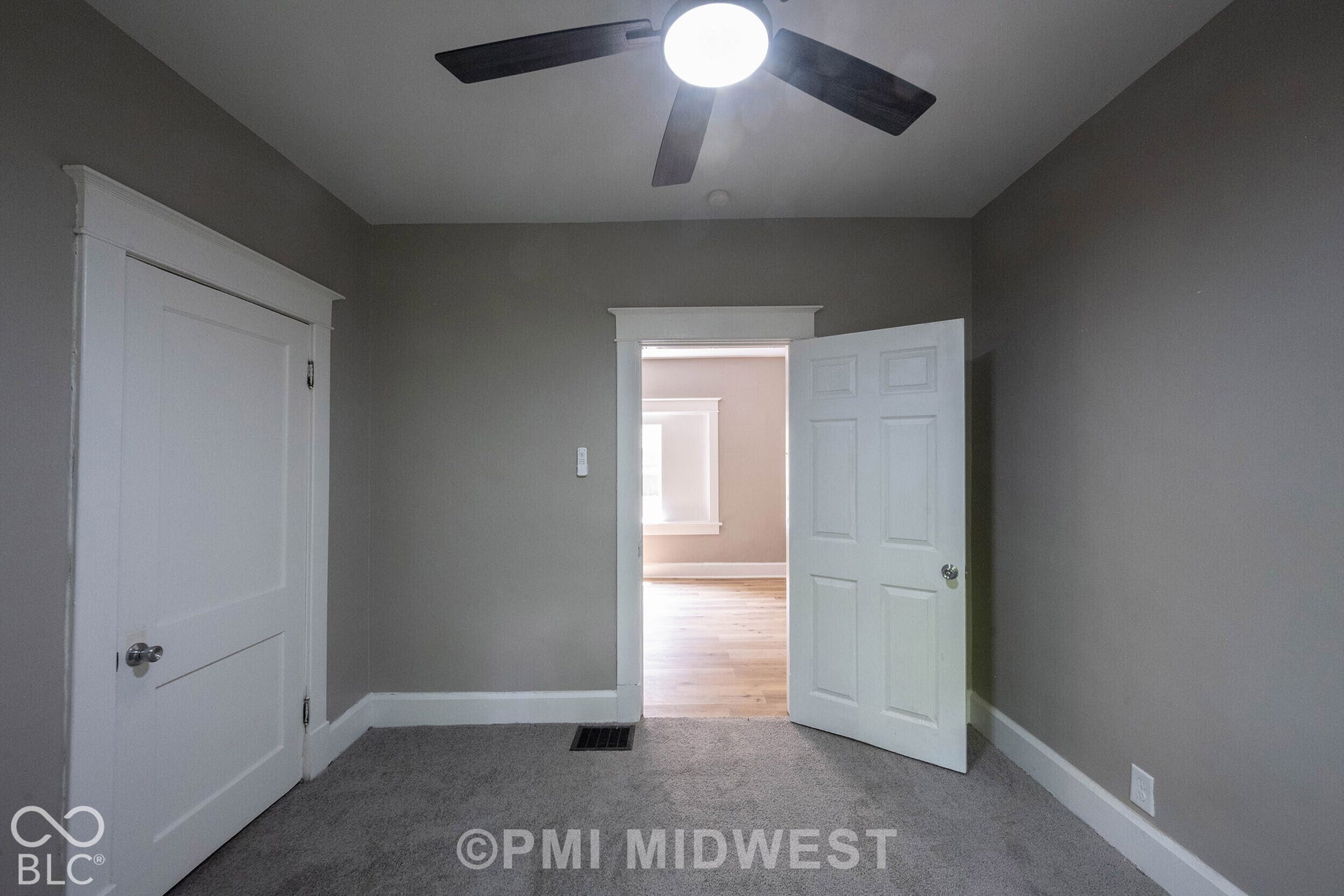 Ceiling fan with integrated lighting