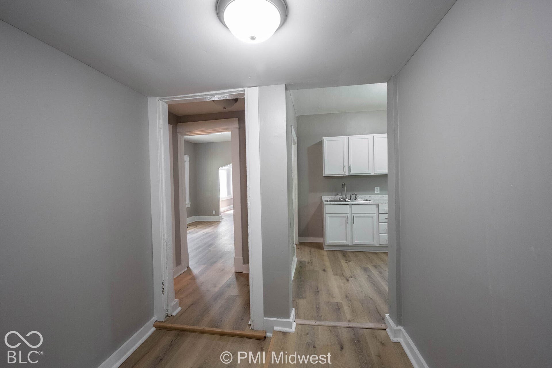 Recessed ceiling light fixture and wood-finish flooring