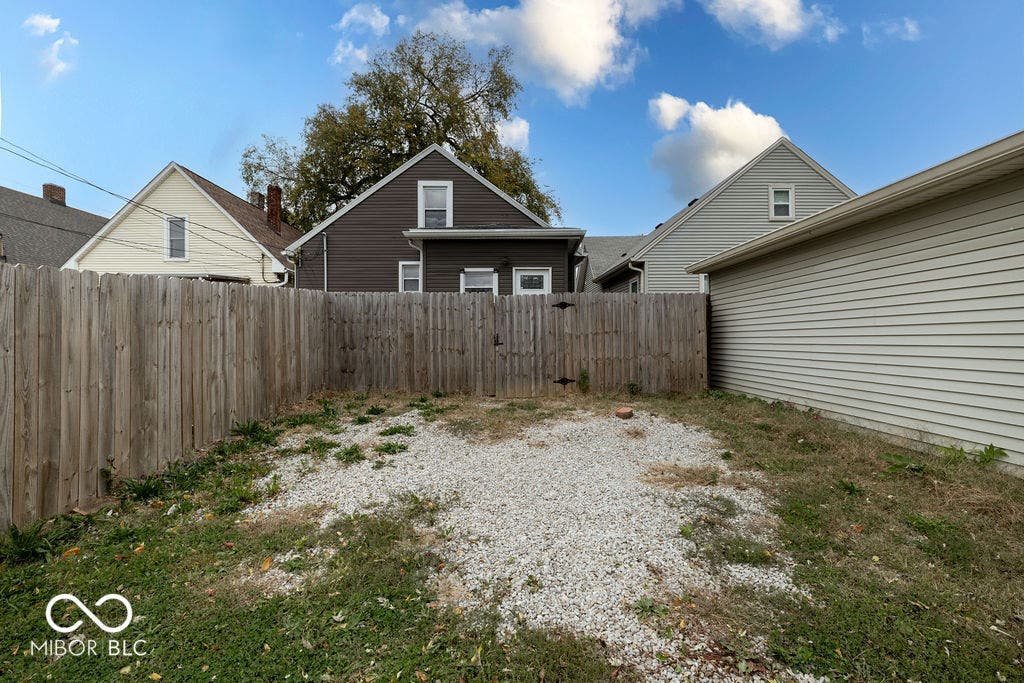 601 Cottage Avenue, Indianapolis, IN 46203 Comfortably fits 2 cars