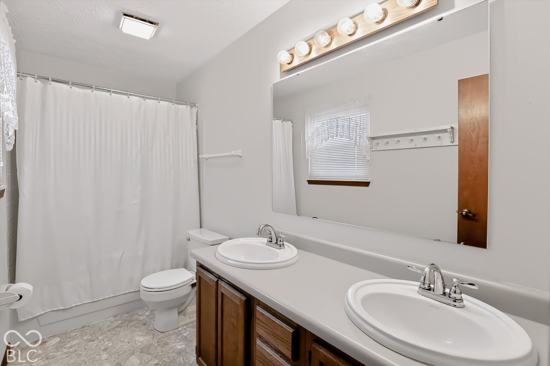 187 Early Bird, Greenwood, IN 46143 Primary Bathroom