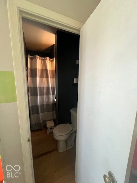 Attached unit's full bathroom