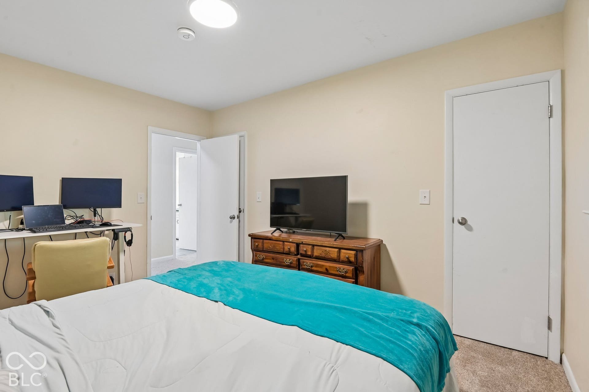 Recessed ceiling light fixture, neutral wall color, and carpeted flooring