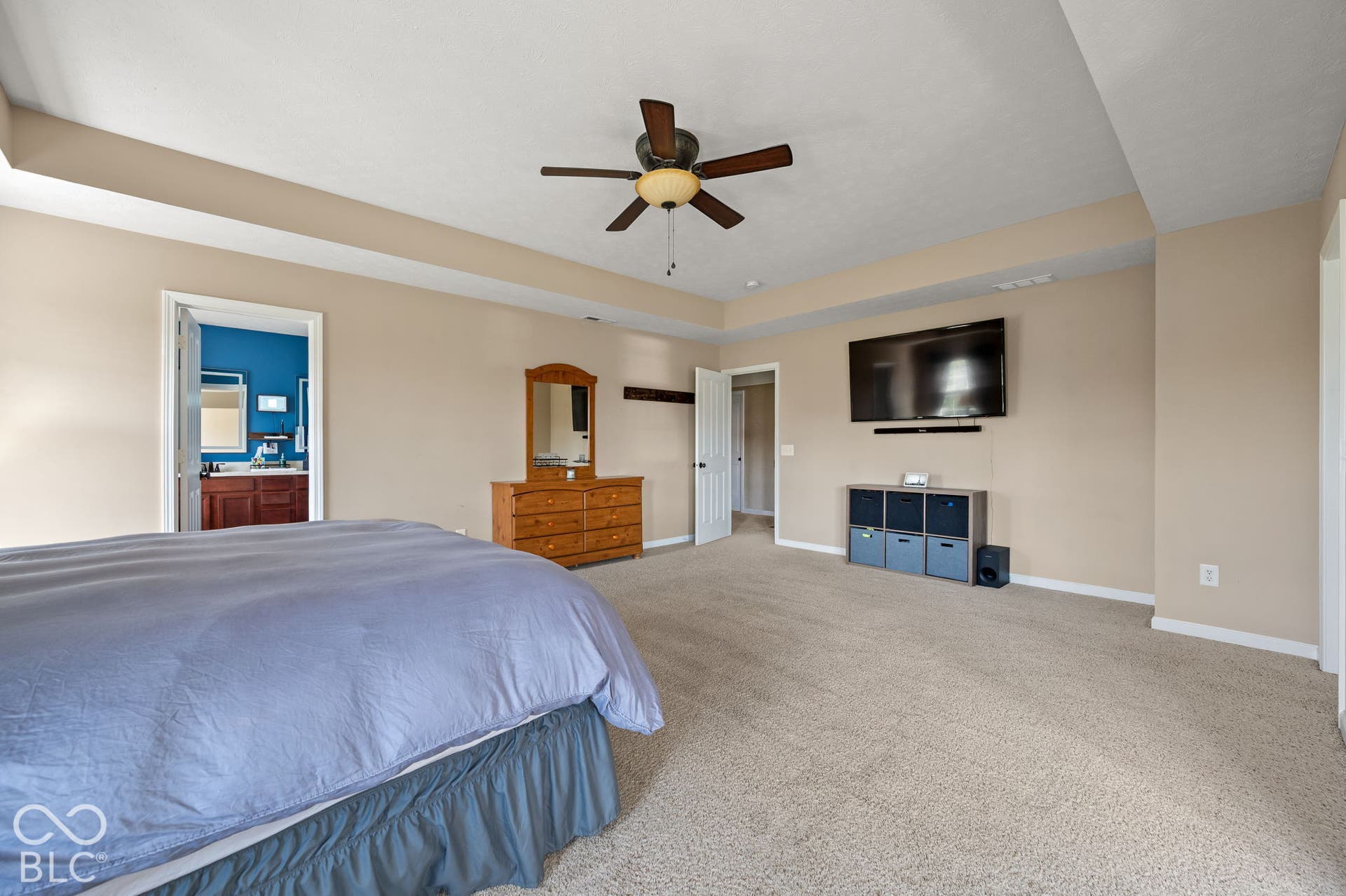 Recessed ceiling with an integrated ceiling fan