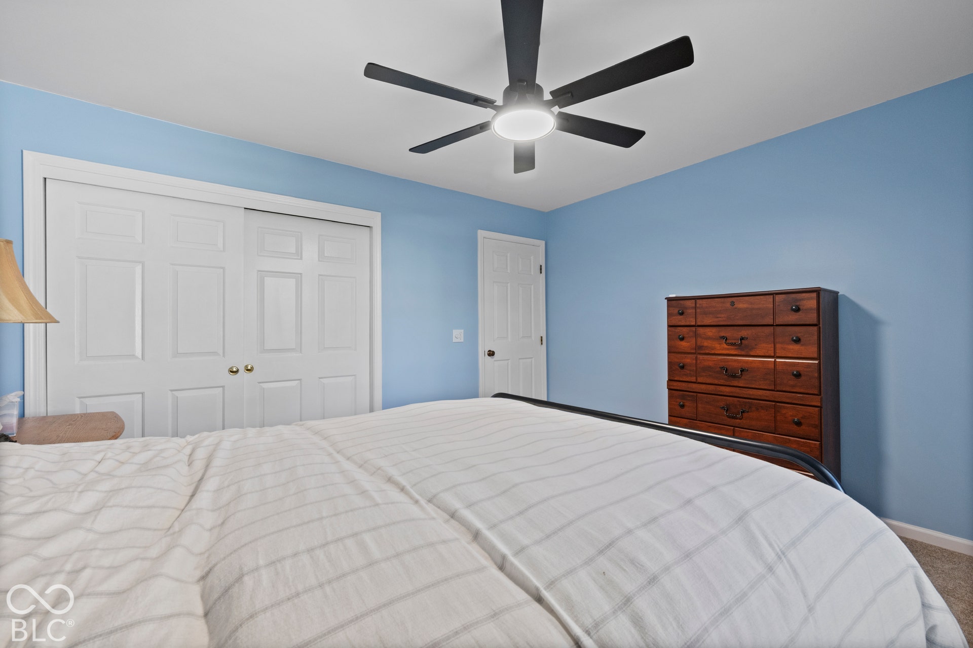 Ceiling fan with integrated lighting