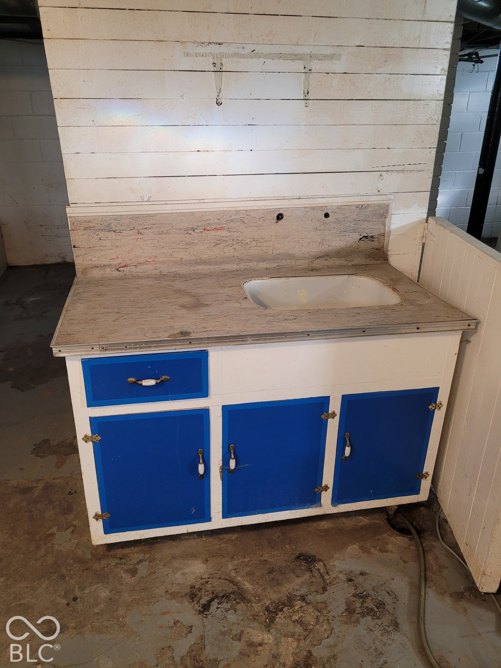 downstairs showing sink