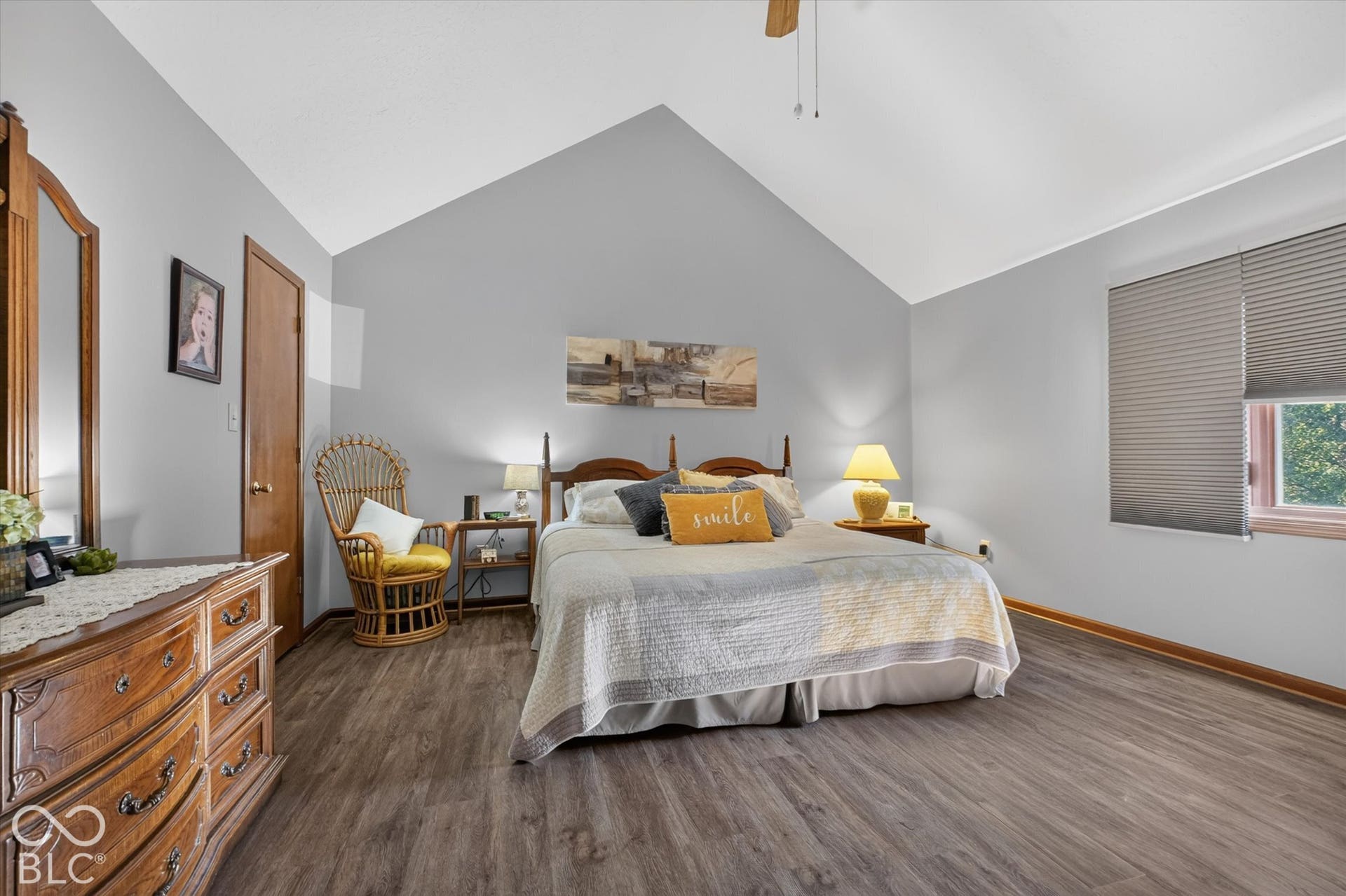 Vaulted ceiling with a ceiling fan