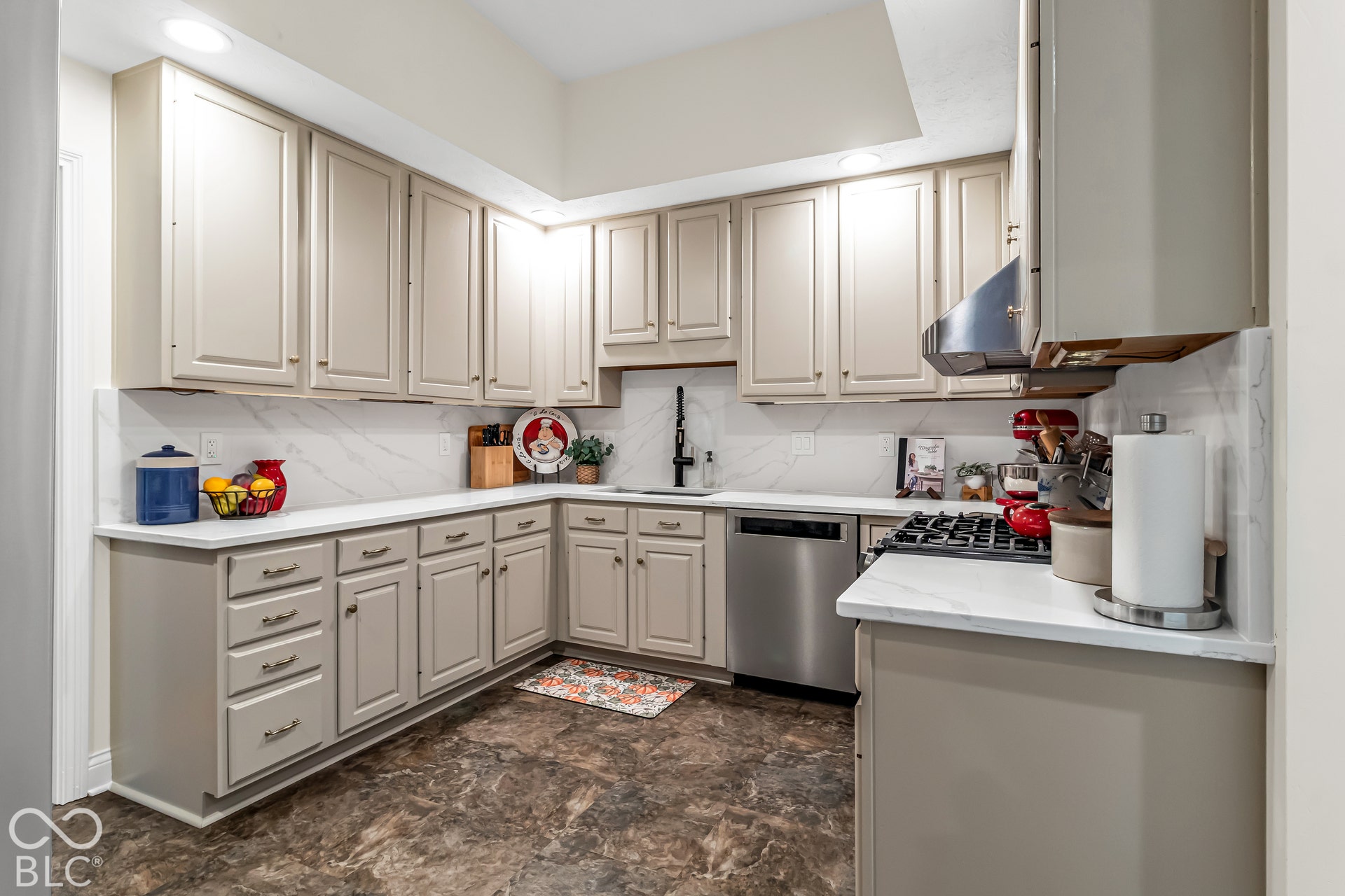 Kitchen with quartz counters and backsplash