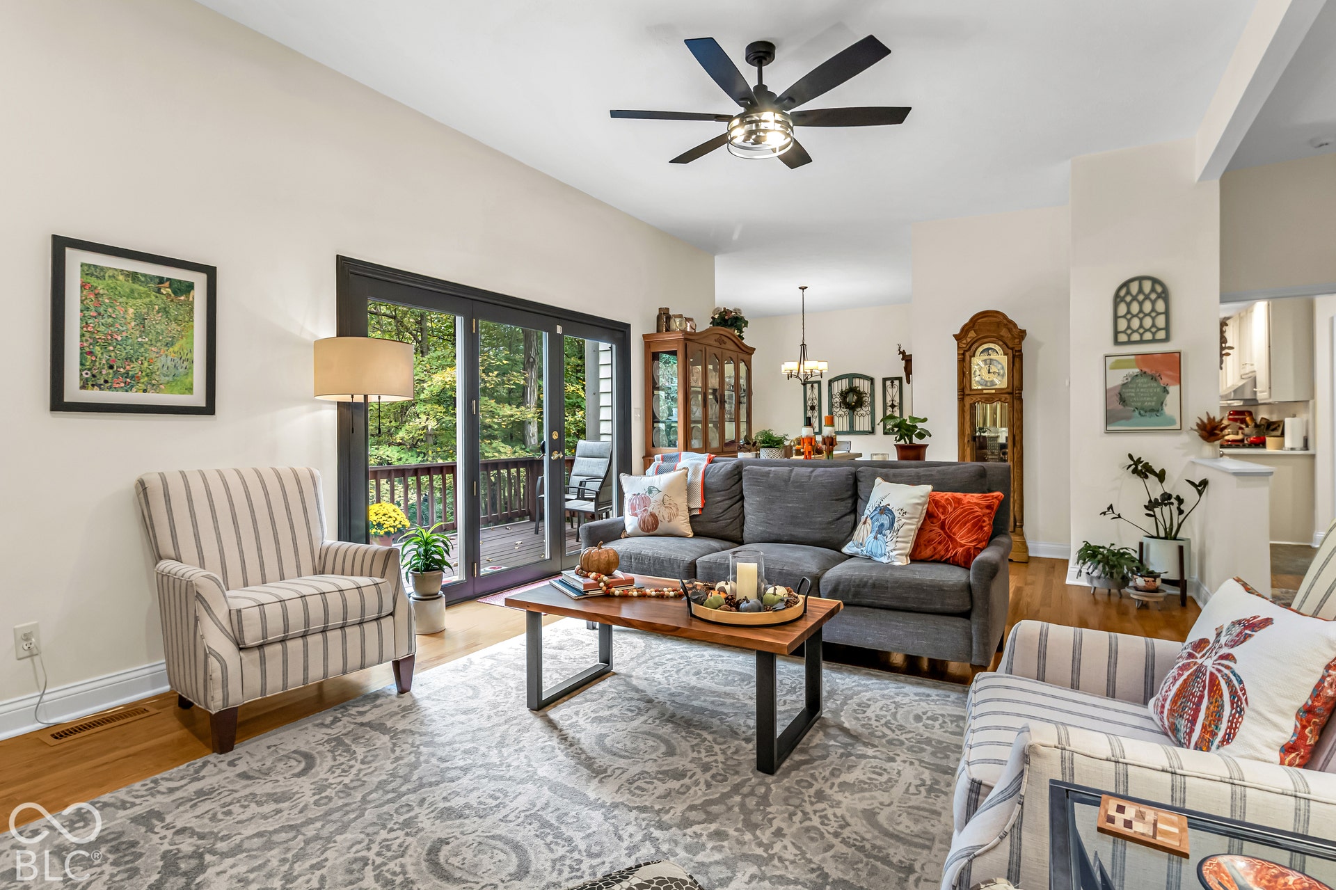 Great Room with hardwood floors and 10ft ceiling