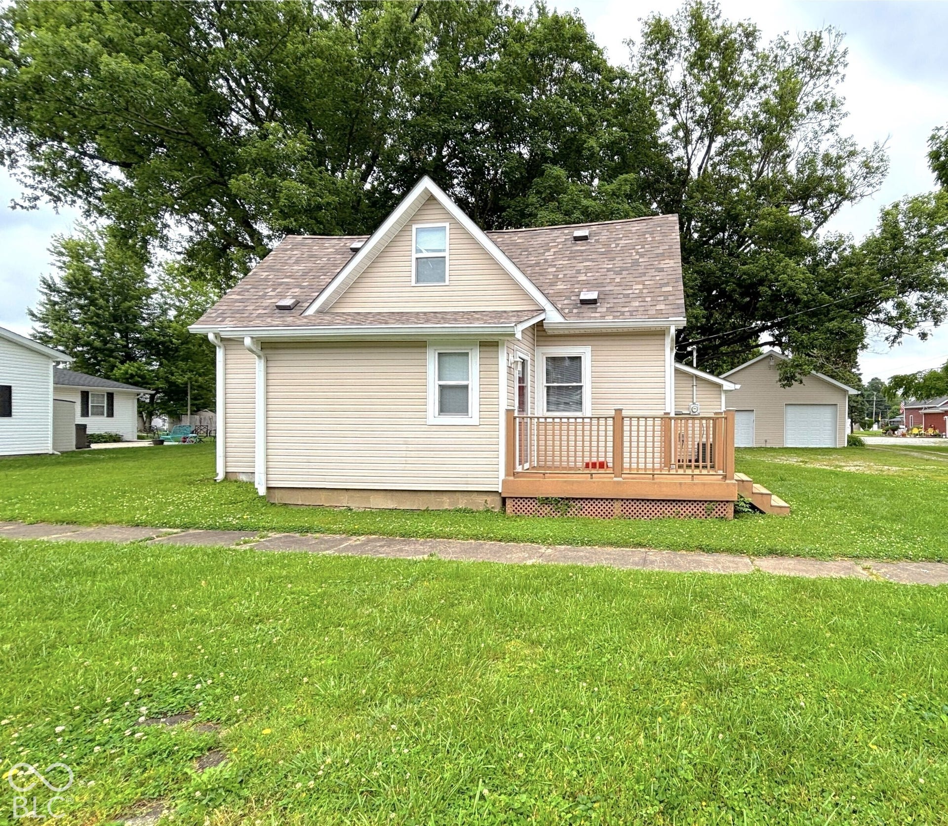 311 B Street S, Thorntown, IN 46071 Siding exterior with a gabled roof