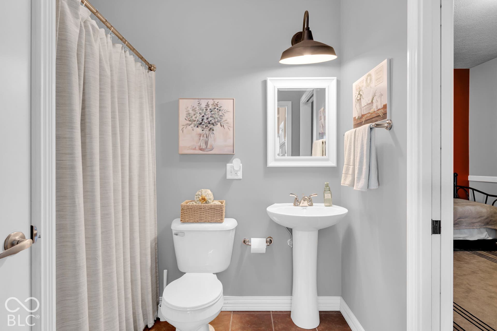 Full bath with two-door-access.