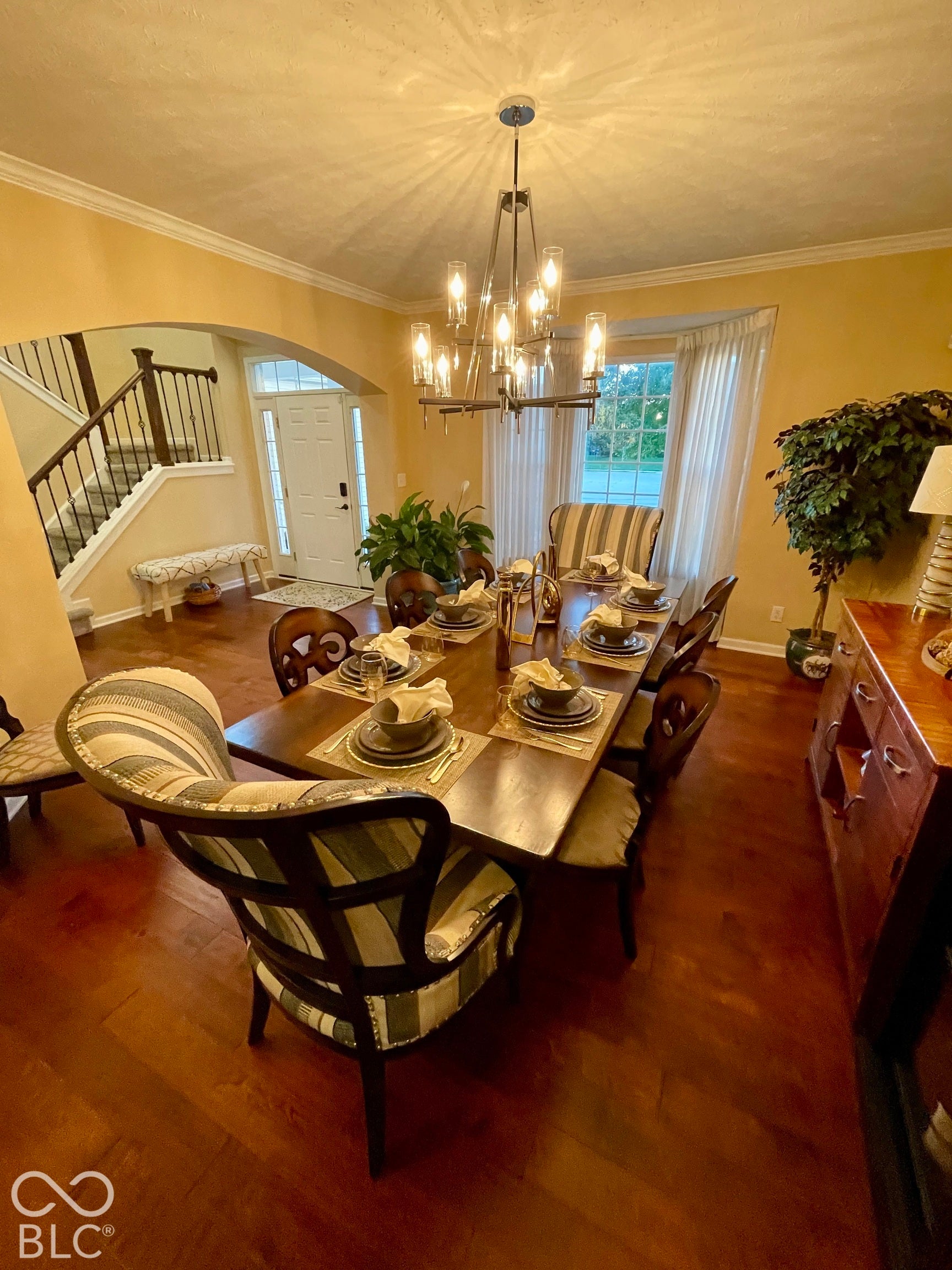 Archway entry with crown molding