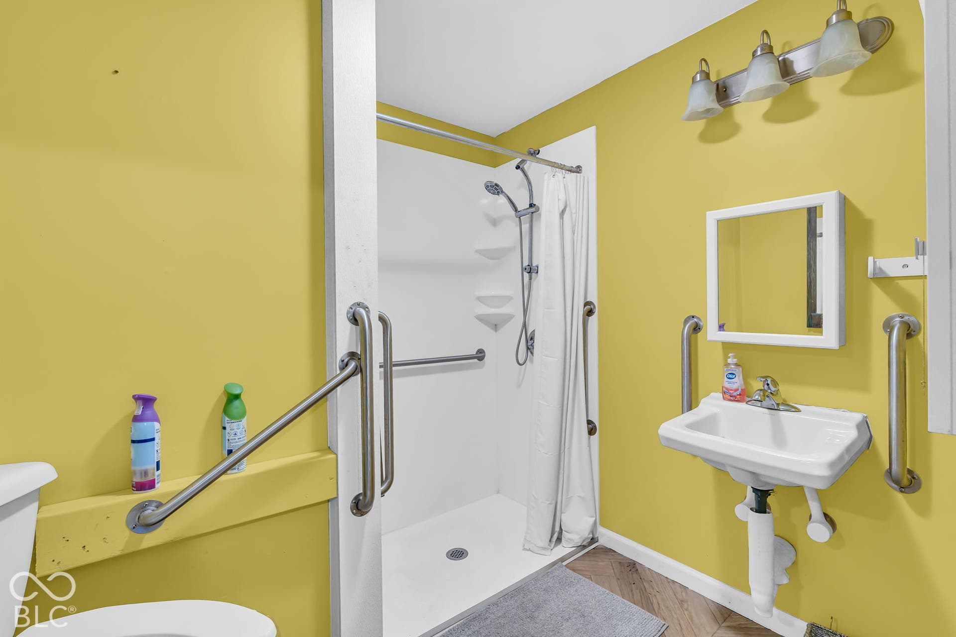 Main level, en suite
